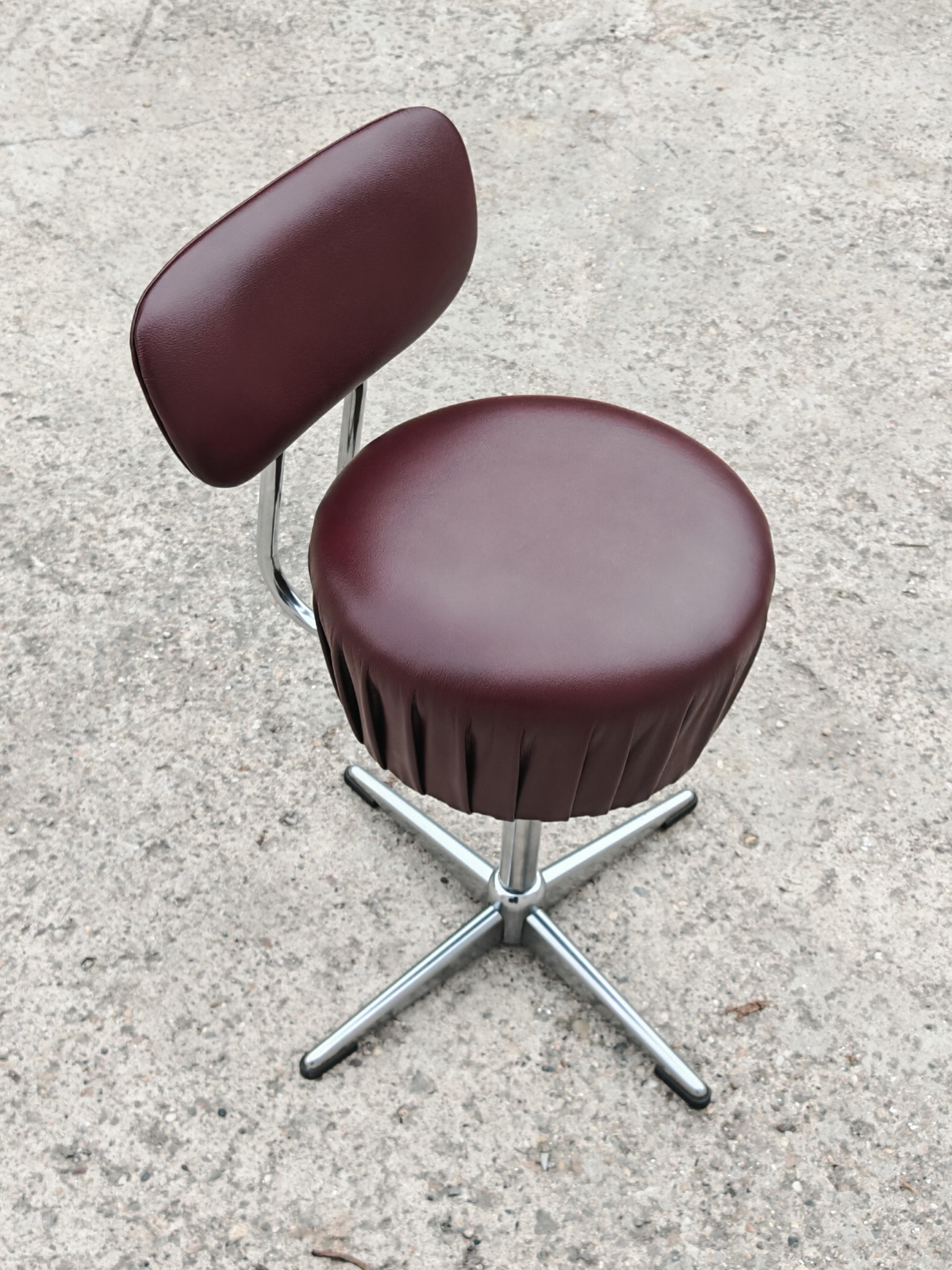 Ensemble de 4 chaises pivotantes en acier tubulaire et cuir de style moderne du milieu du siècle dernier en vente 6