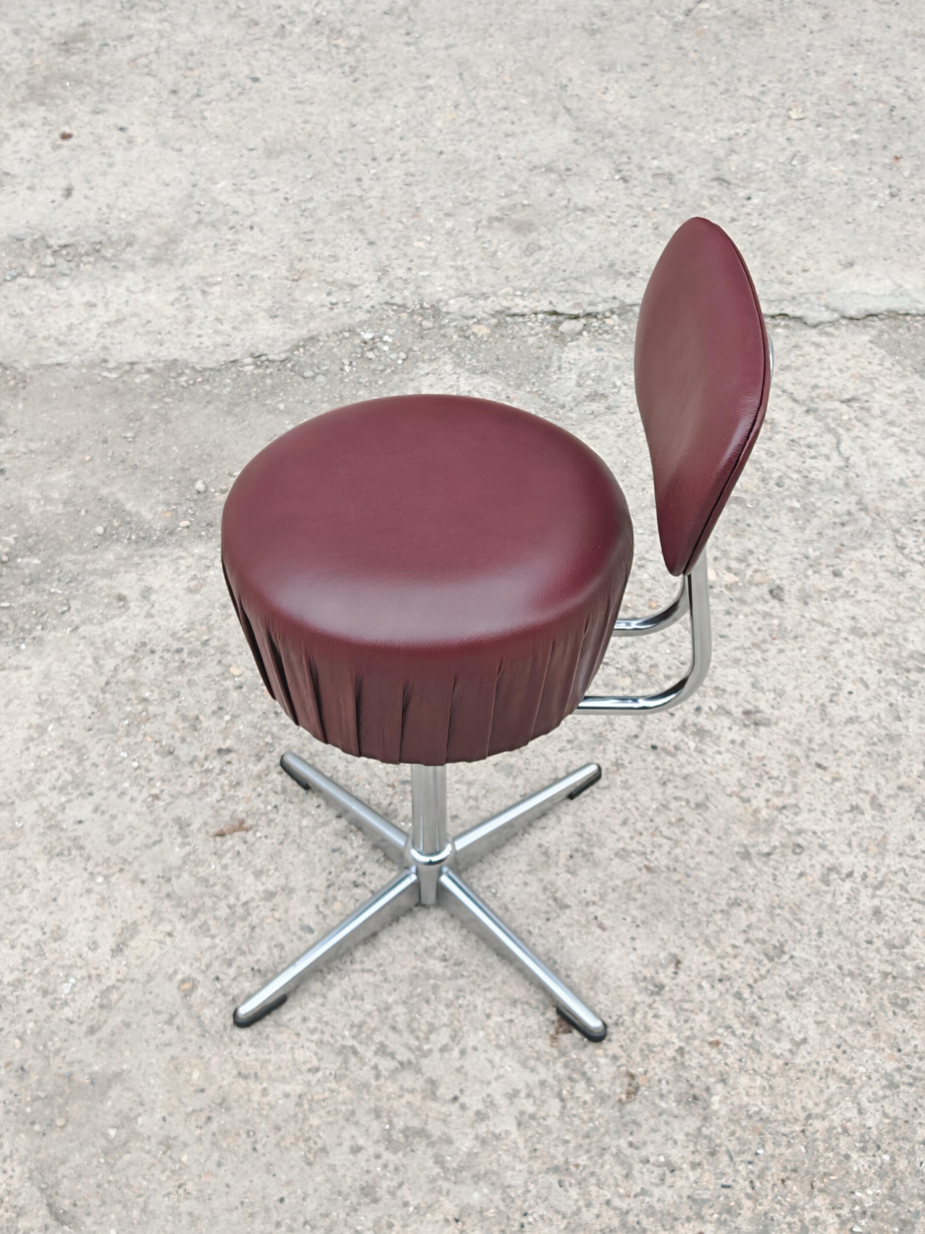 Ensemble de 4 chaises pivotantes en acier tubulaire et cuir de style moderne du milieu du siècle dernier en vente 7