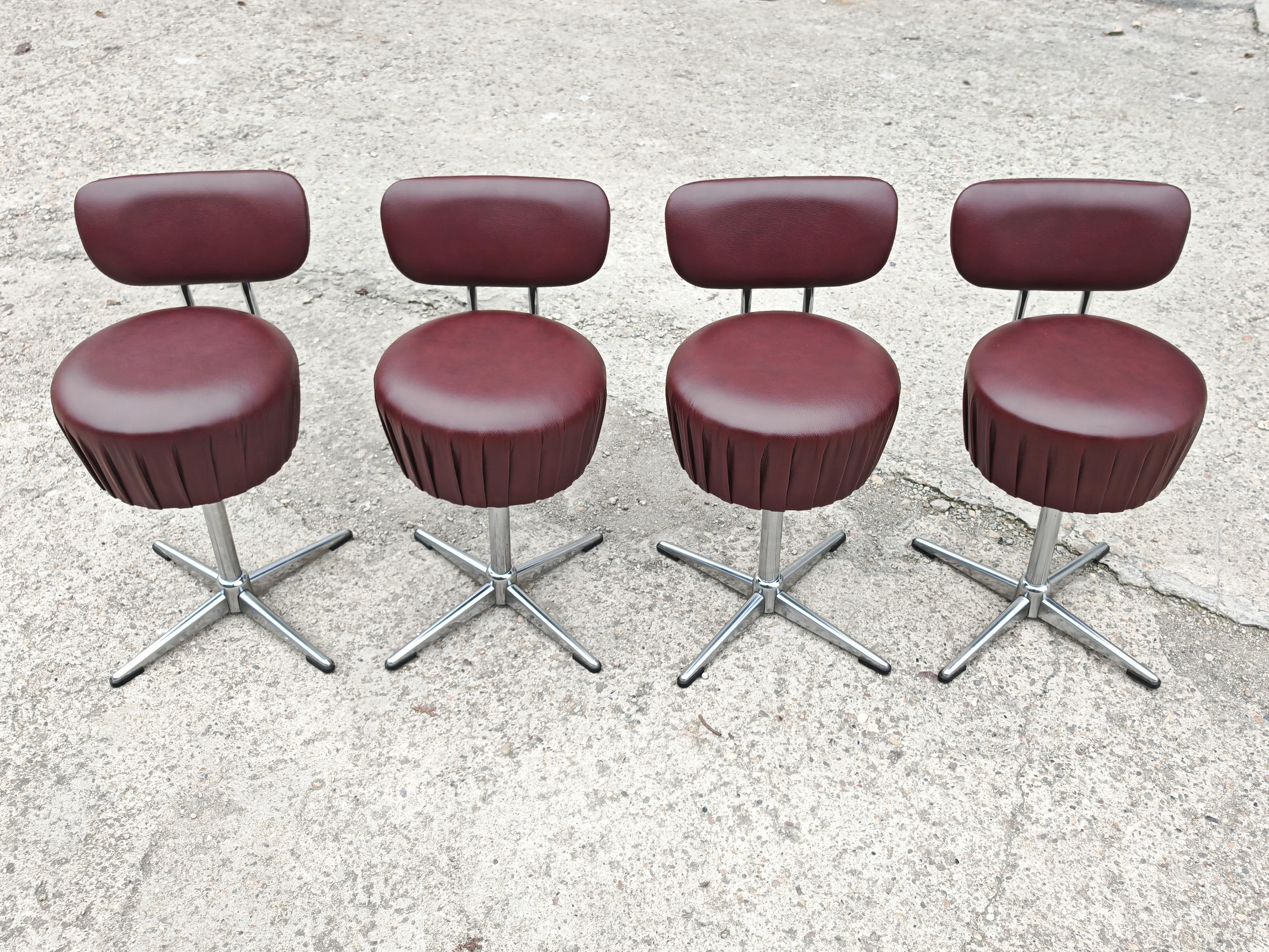 Dans cette annonce, vous trouverez un ensemble de 4 chaises pivotantes, tabourets de salon ou de travail, de style moderne du milieu du siècle, avec un revêtement d'assise circulaire plissé distinctif et une base chromée. La construction des chaises