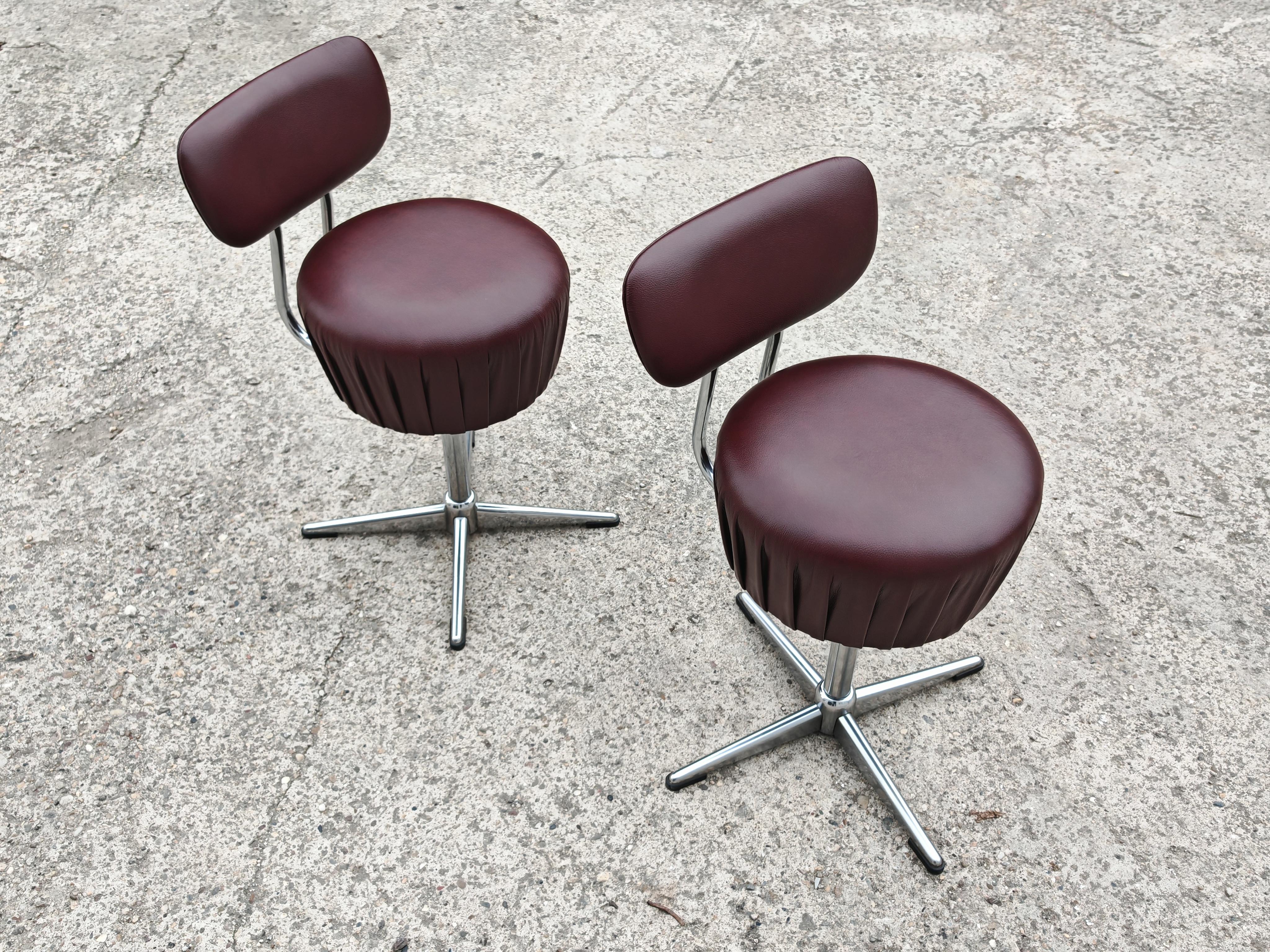 Mid-Century Modern Ensemble de 4 chaises pivotantes en acier tubulaire et cuir de style moderne du milieu du siècle dernier en vente