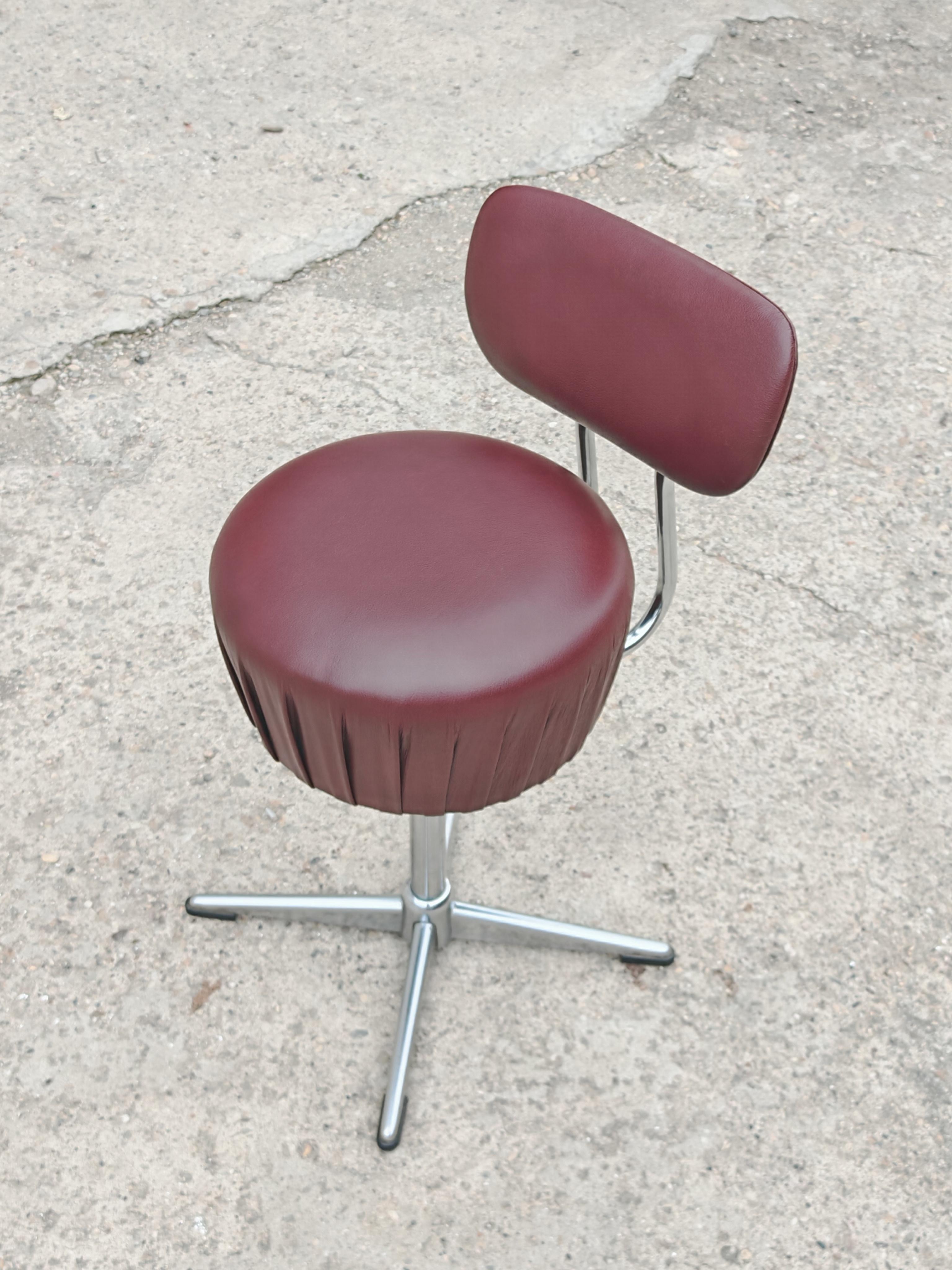 Allemand Ensemble de 4 chaises pivotantes en acier tubulaire et cuir de style moderne du milieu du siècle dernier en vente