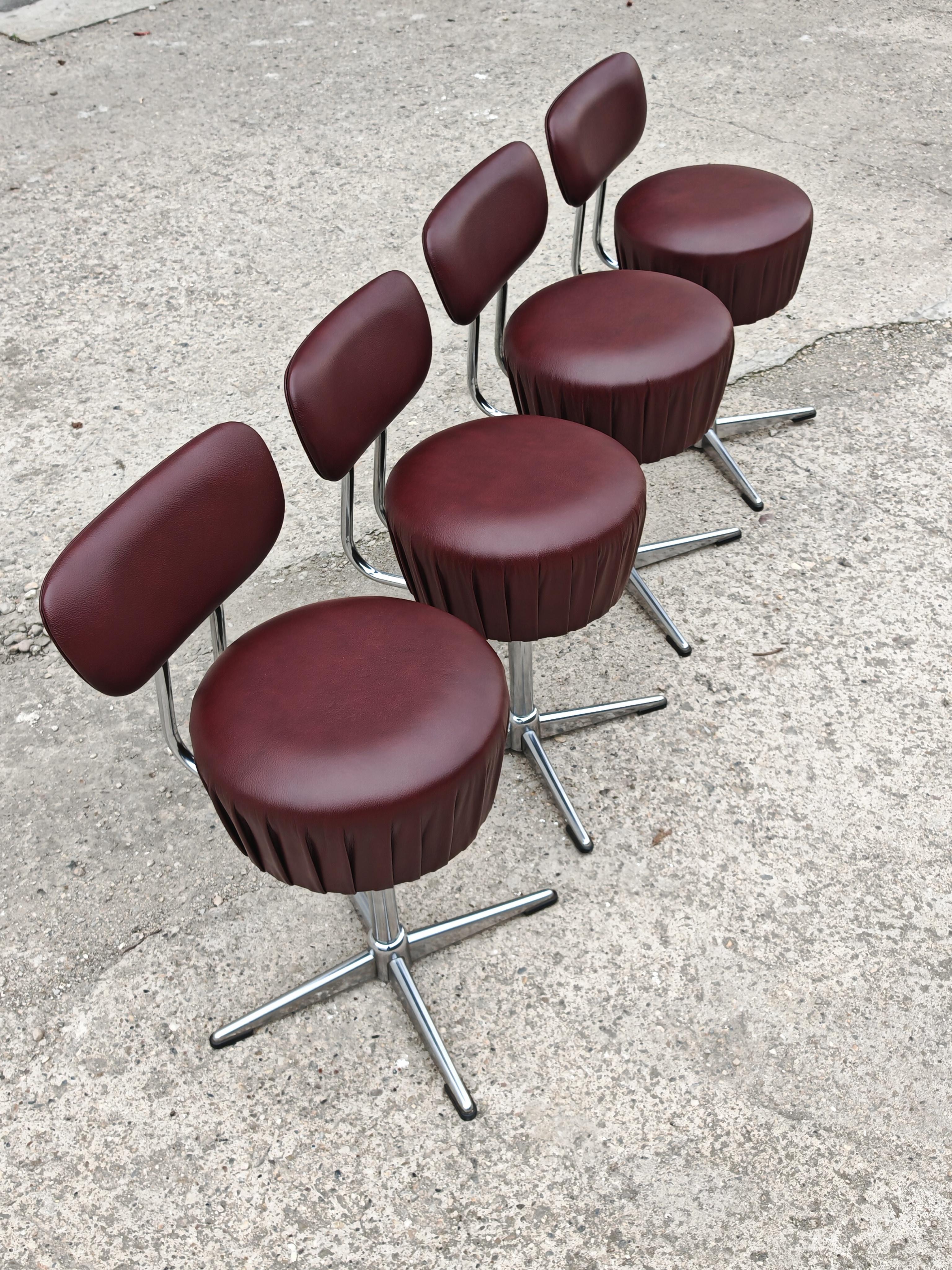 Fin du 20e siècle Ensemble de 4 chaises pivotantes en acier tubulaire et cuir de style moderne du milieu du siècle dernier en vente