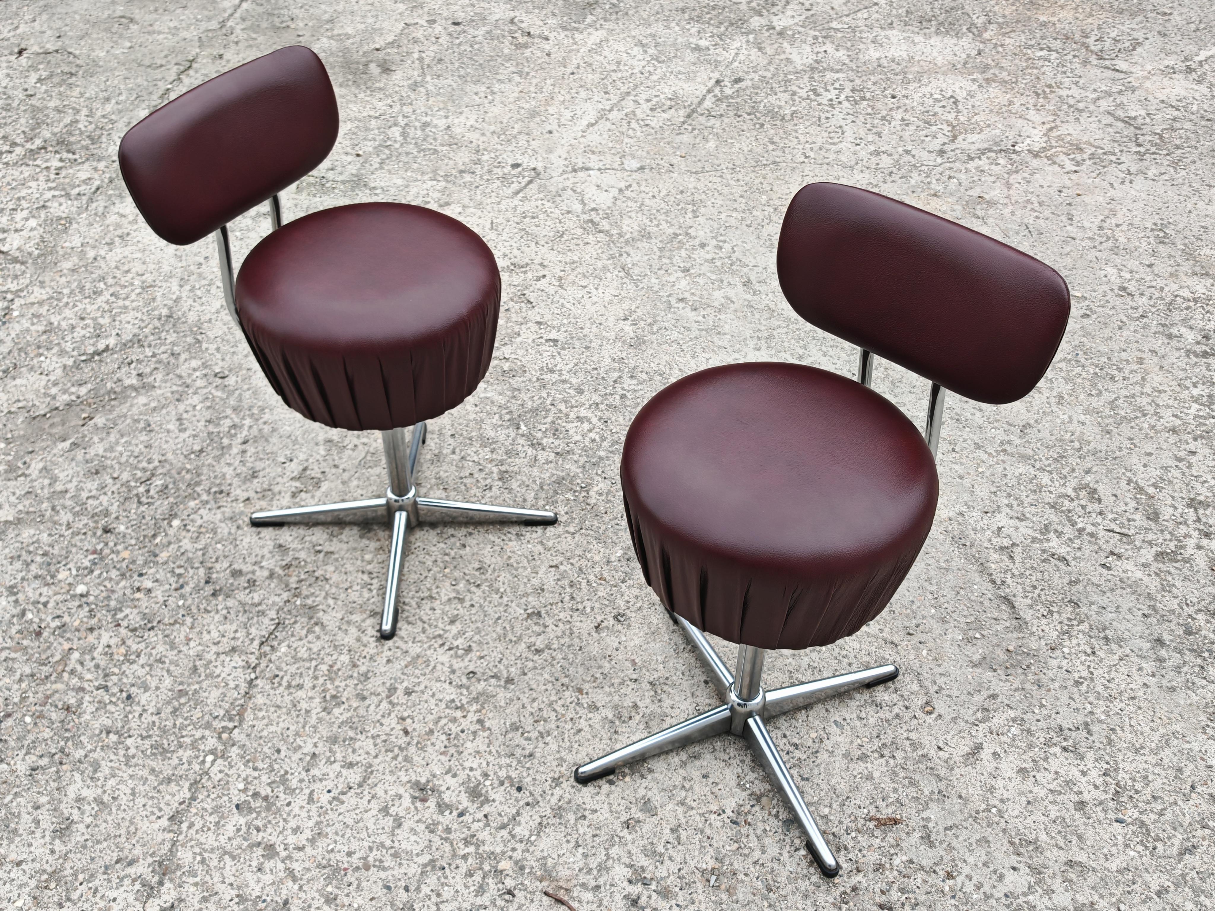 Acier Ensemble de 4 chaises pivotantes en acier tubulaire et cuir de style moderne du milieu du siècle dernier en vente