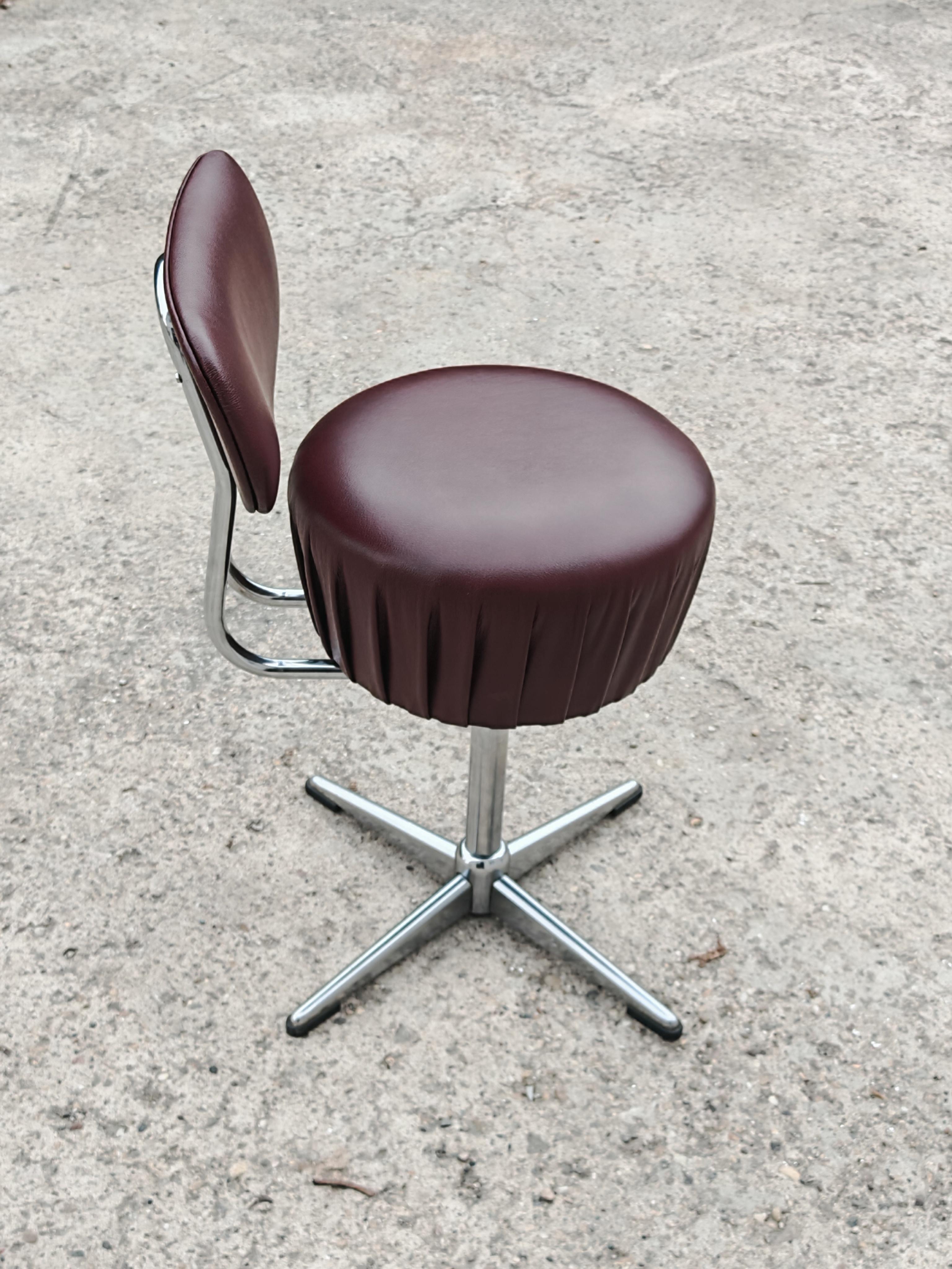 Ensemble de 4 chaises pivotantes en acier tubulaire et cuir de style moderne du milieu du siècle dernier en vente 1