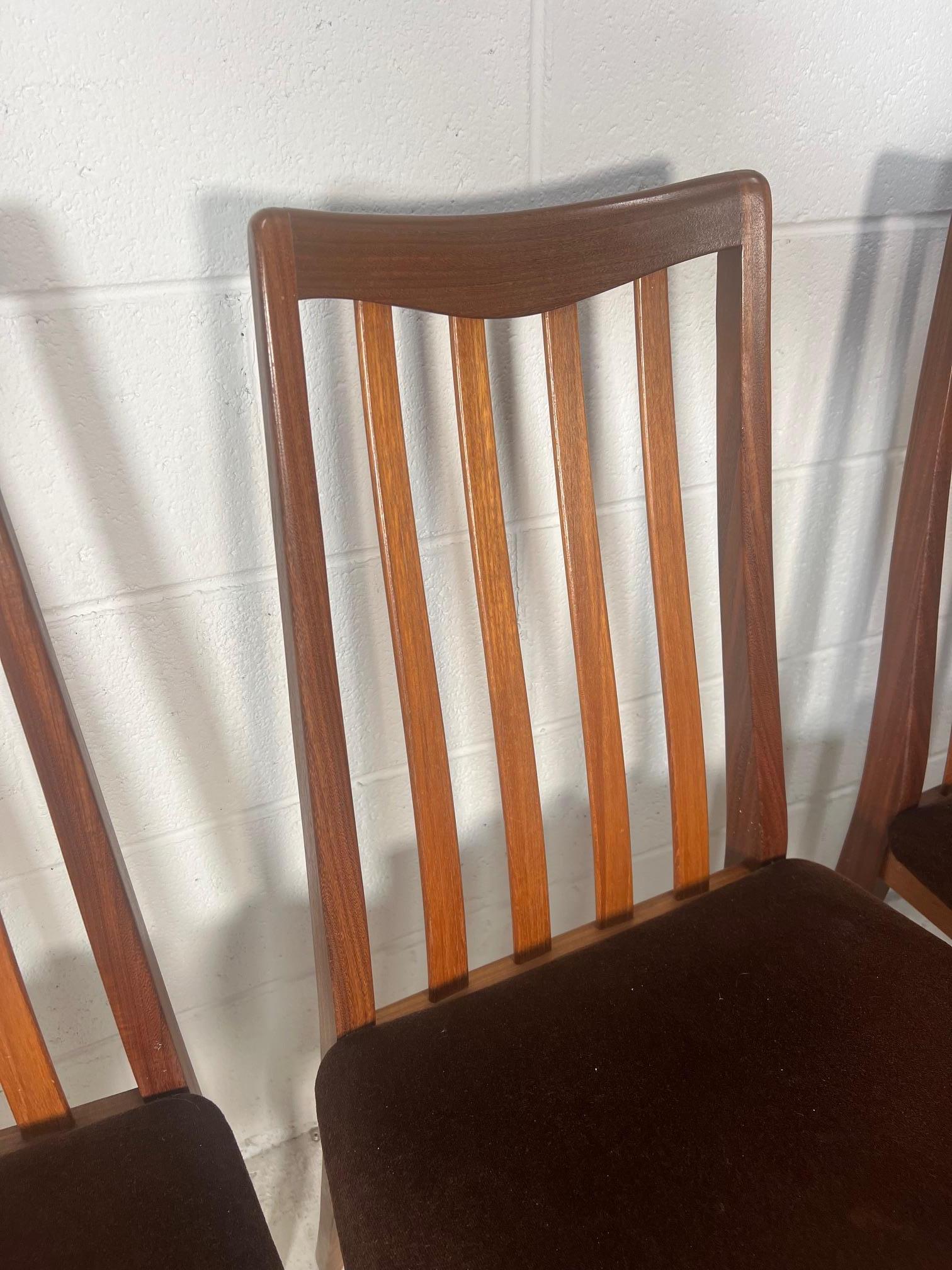 Set of 4 mid century modern teak dining chairs by G Plan. Slat back.

Very good condition. Some marks here and there but very nice overall. Could easily be recovered if desired to match your decor.

Dimensions: W x D x H

19