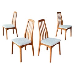 Satz von 4 Mid-Century Modern Teak Esszimmerstühlen