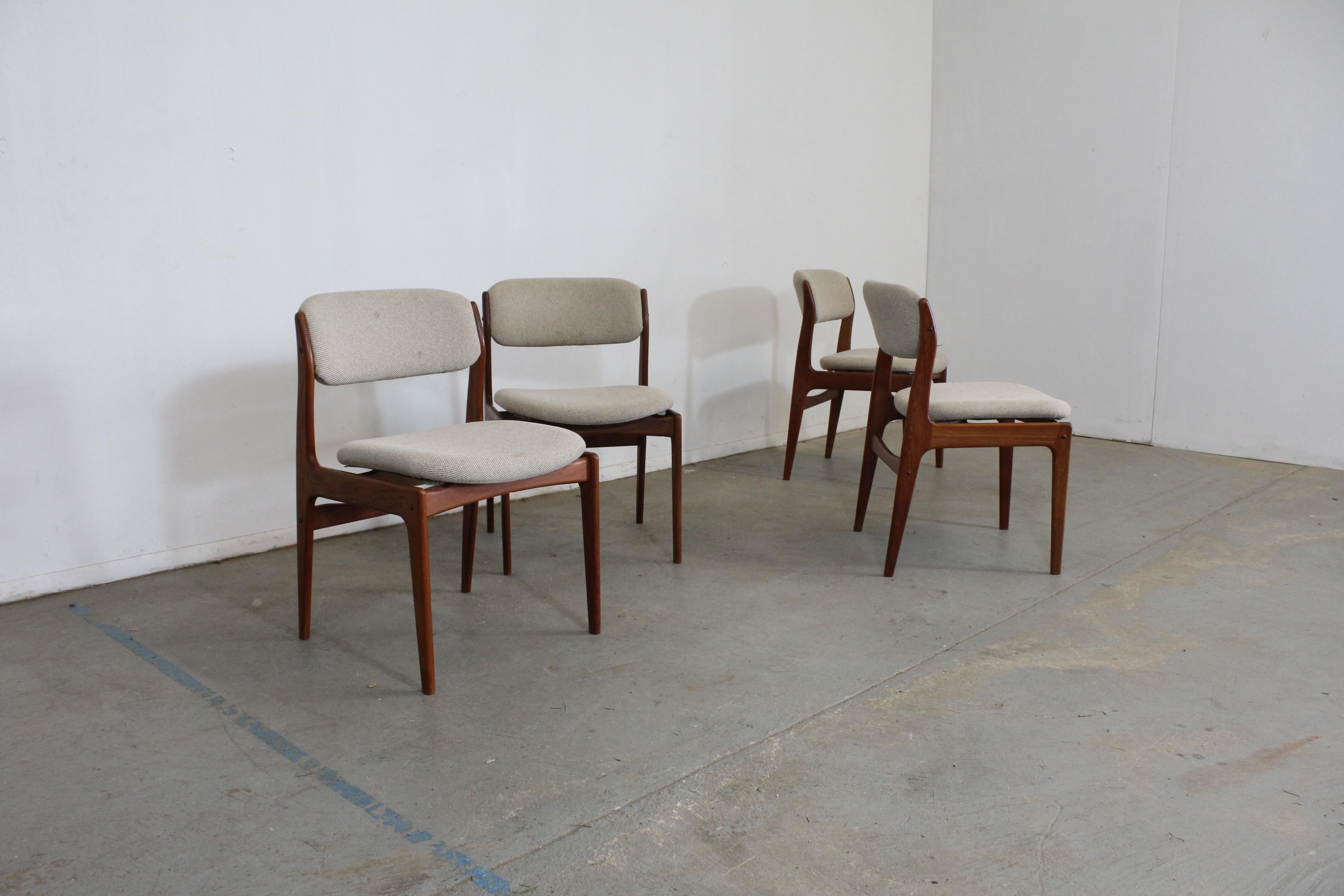 Set of 4 Mid-Century Modern teak side dining chairs 

Offered is a vintage set of 4 vintage Mid-Century Modern teak side dining chairs with teak backs. They are in good vintage condition. Shows minor stains, surface scratches, age wear. They are