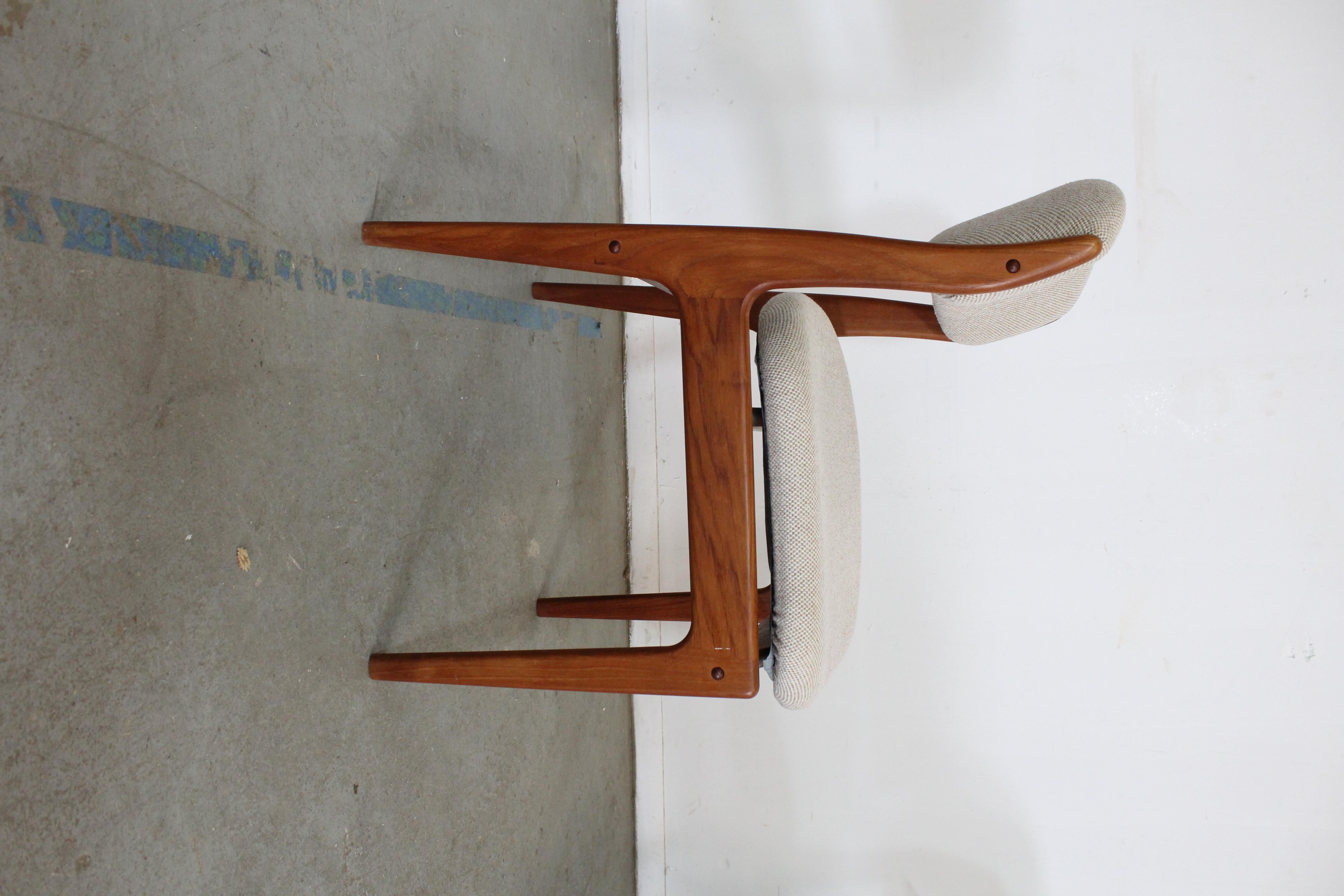 Set of 4 Mid-Century Modern Teak Side Dining Chairs In Fair Condition In Wilmington, DE