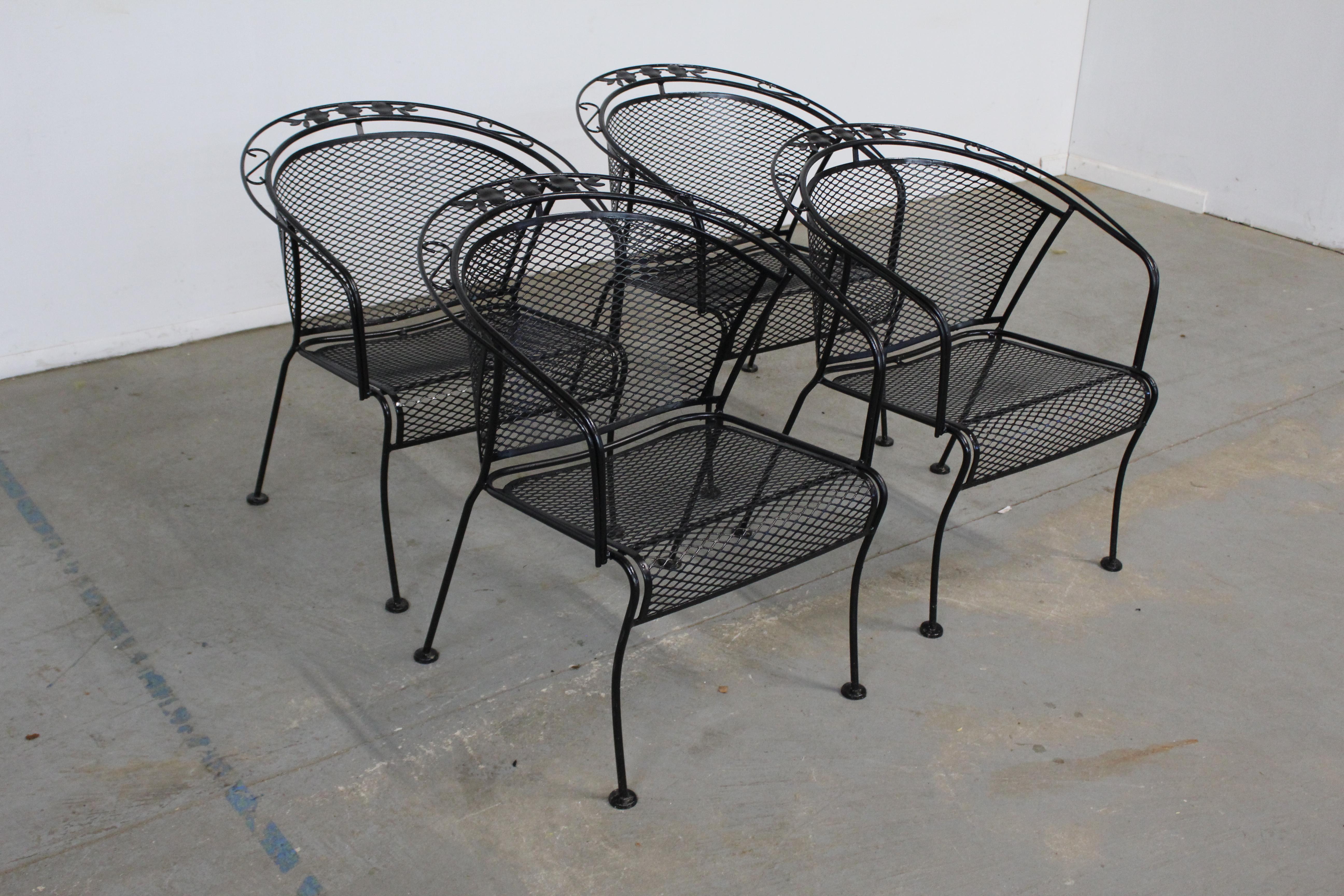 Lot de 4 fauteuils d'extérieur à dossier courbe Woodard, de style moderne du milieu du siècle
Nous proposons un ensemble de 4 fauteuils d'extérieur à dossier incurvé de marque Woodard, datant du milieu du siècle dernier (circa 1970). Le fer forgé