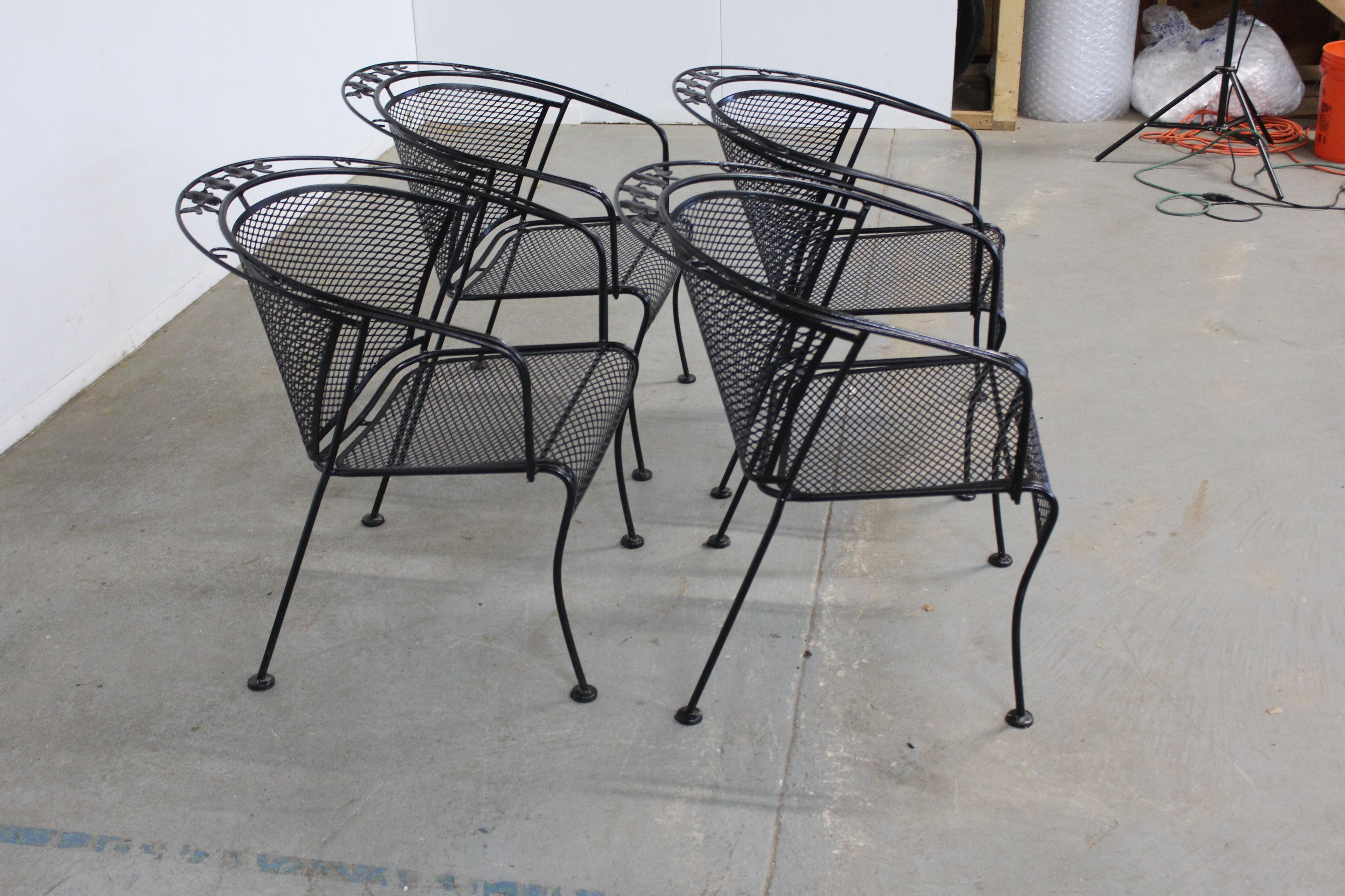 Mid-Century Modern Ensemble de 4 fauteuils d'extérieur en fer Woodard à dossier incurvé, de style moderne du milieu du siècle dernier  C en vente