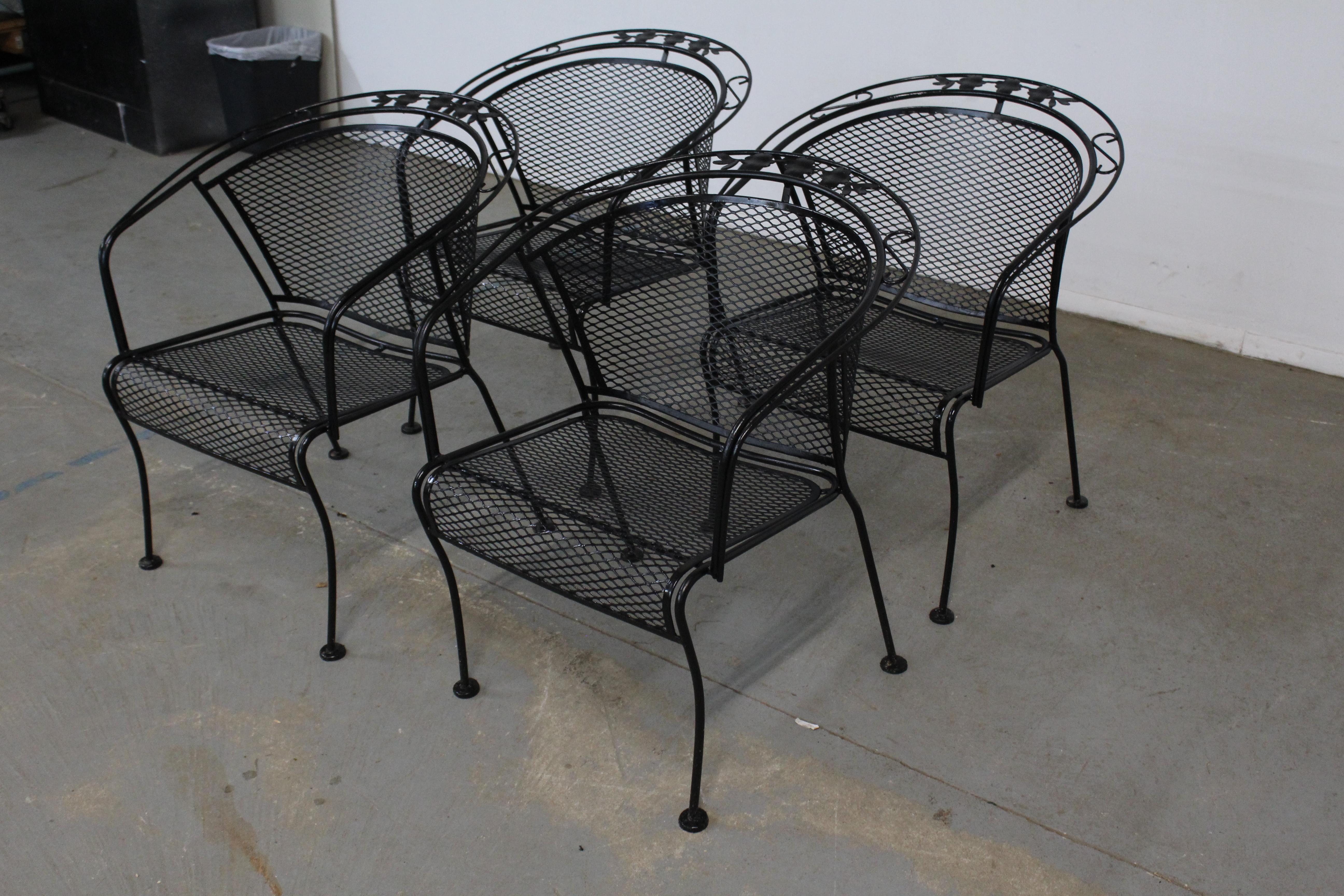 Set of 4 Mid-Century Modern Woodard Iron Curve Back Outdoor Arm Chairs  C In Good Condition For Sale In Wilmington, DE