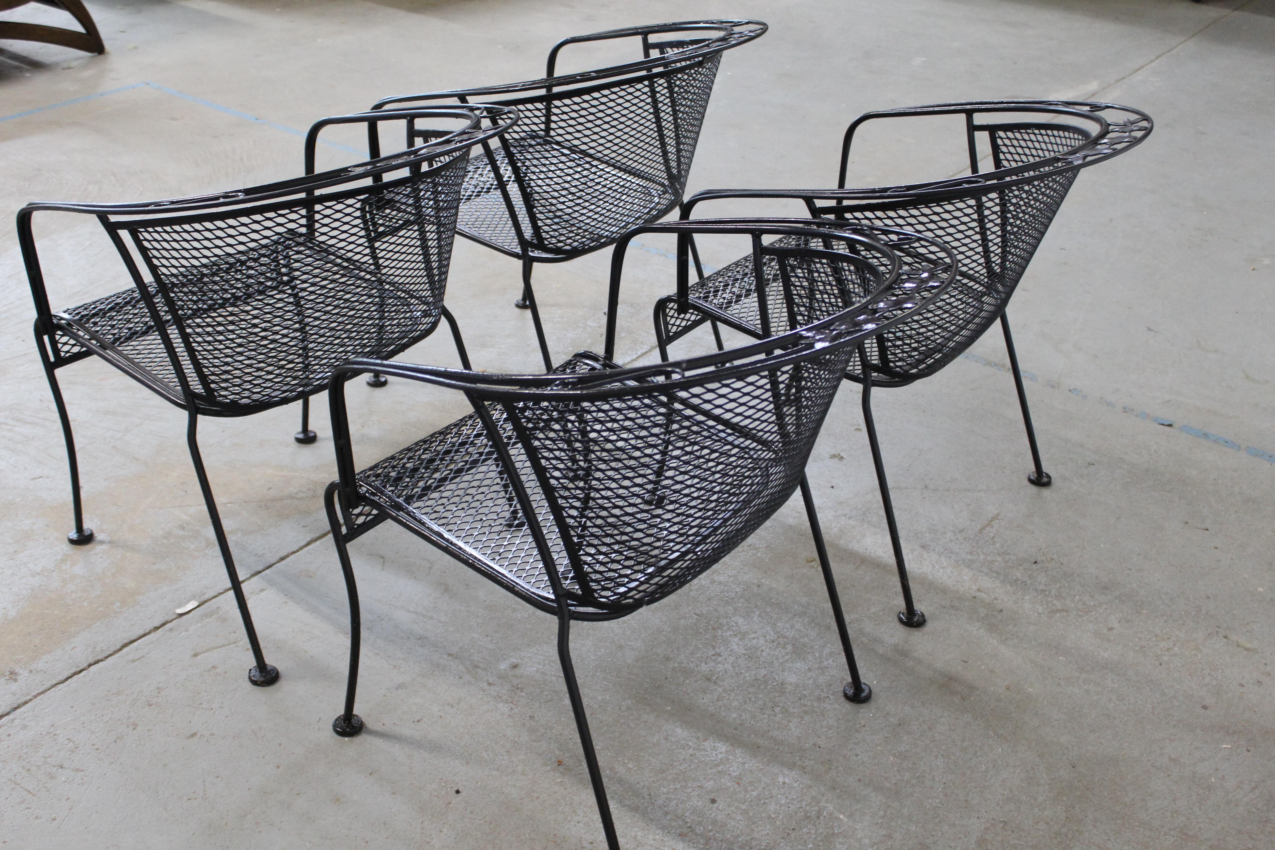 Wrought Iron Set of 4 Mid-Century Modern Woodard Iron Curve Back Outdoor Arm Chairs  C For Sale