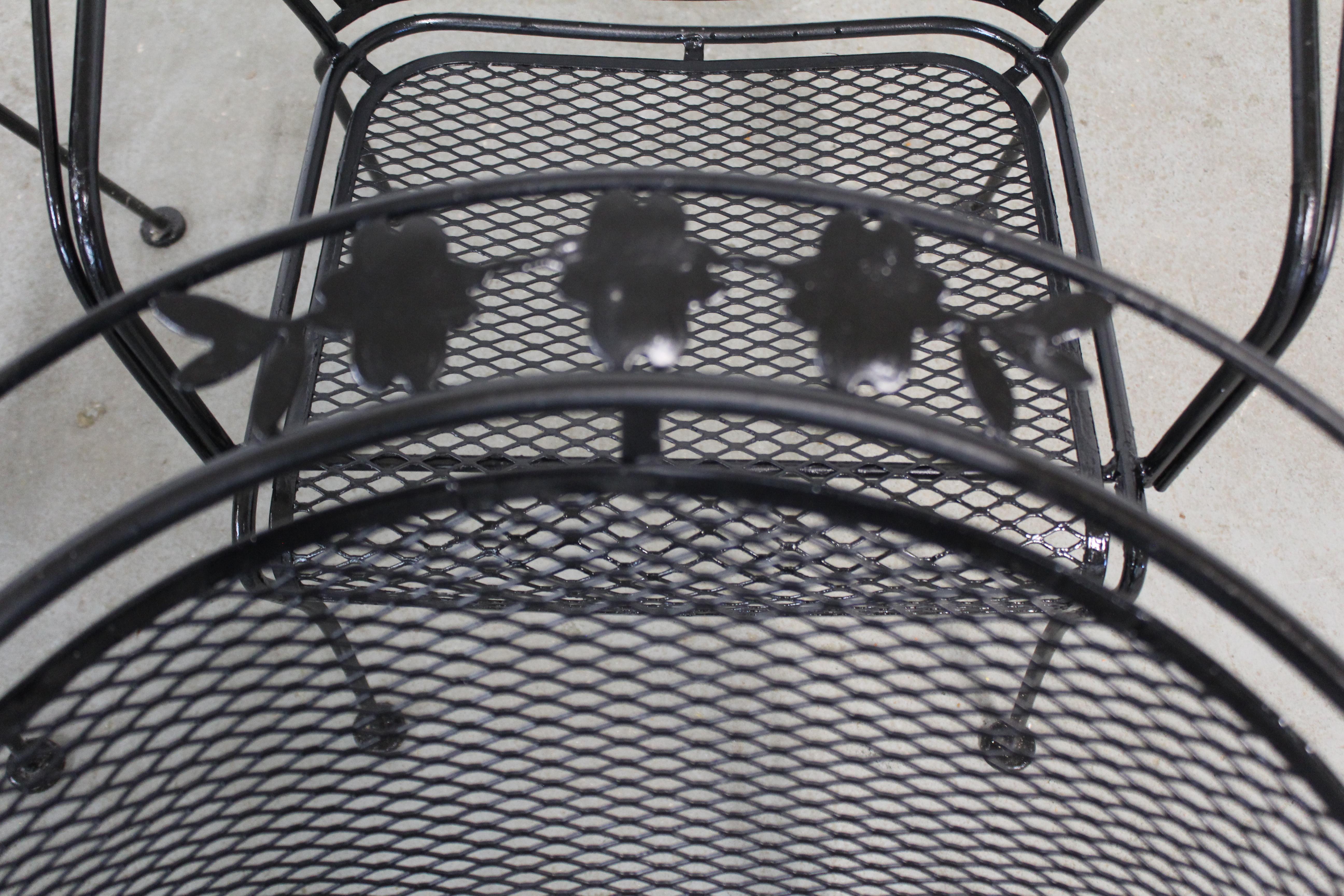 Fer forgé Ensemble de 4 fauteuils d'extérieur en fer Woodard à dossier incurvé, de style moderne du milieu du siècle dernier  C en vente