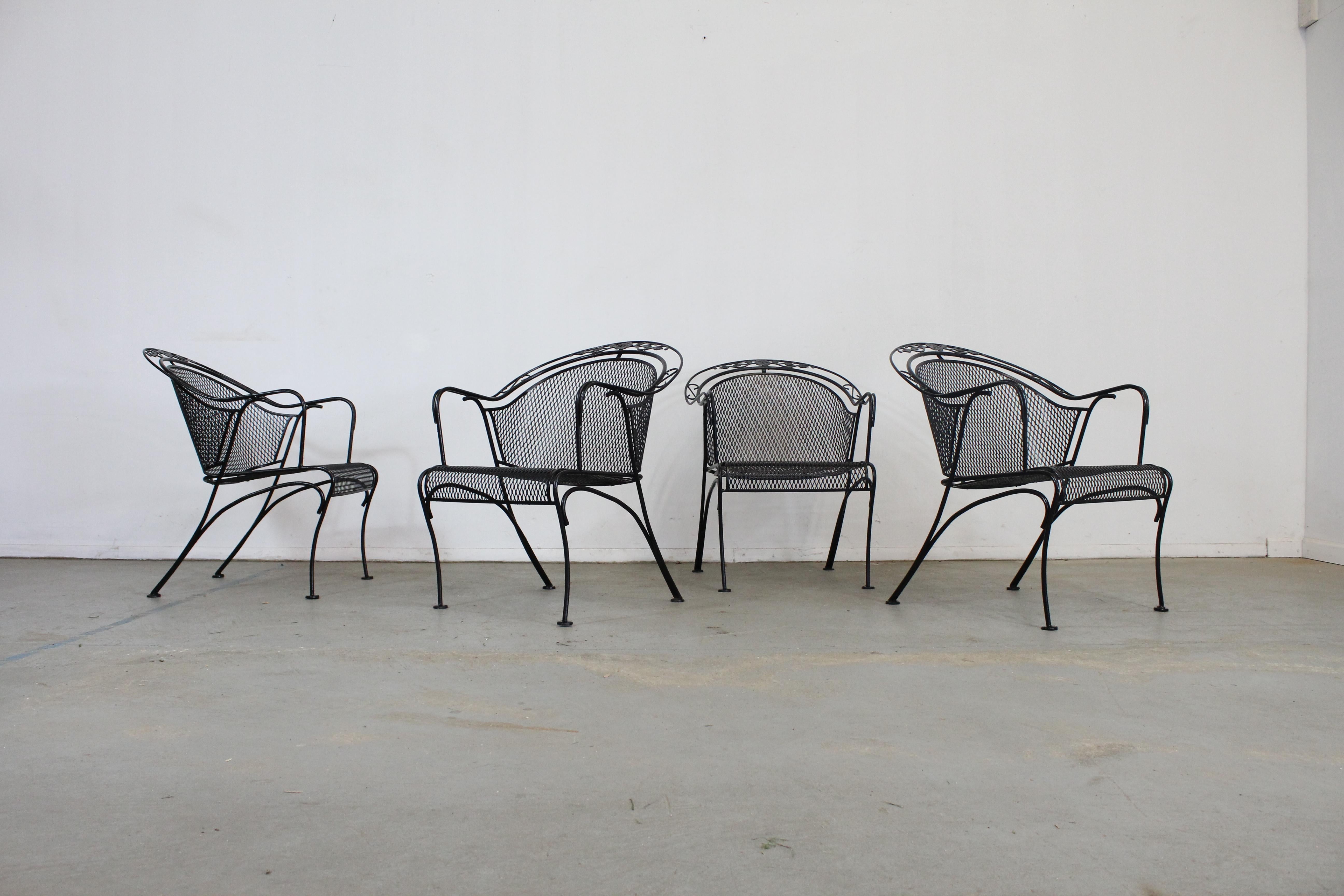 Ensemble de 4 chaises de salle à manger d'extérieur Woodard à dossier incurvé et de style moderne du milieu du siècle dernier
Nous vous proposons un ensemble de 4 fauteuils d'extérieur de style Mid-Century Modern, conçus par Russell Woodard (vers