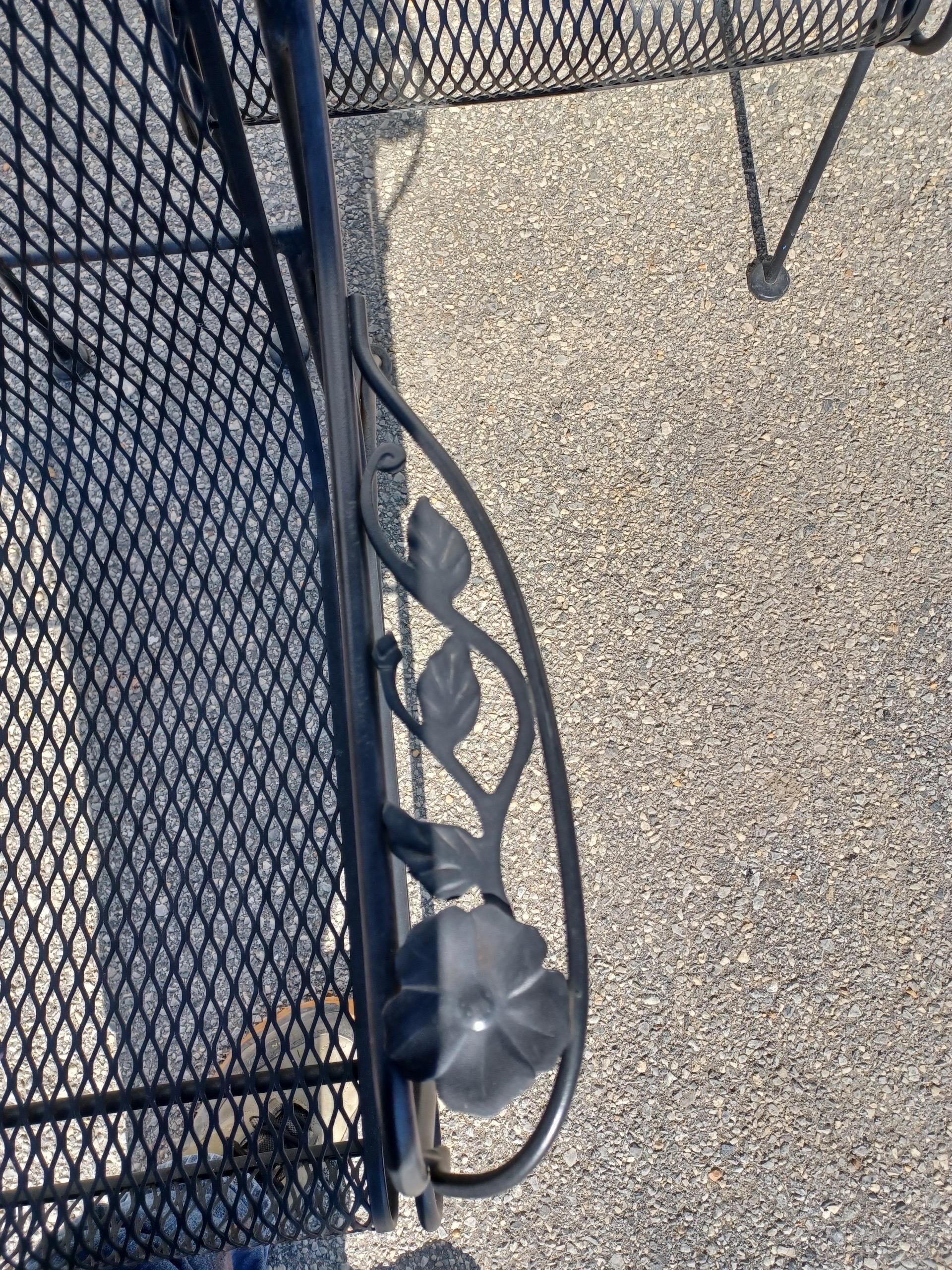 Set of 4 Mid-Century Modern Woodard Outdoor Chairs In Good Condition In Wilmington, DE