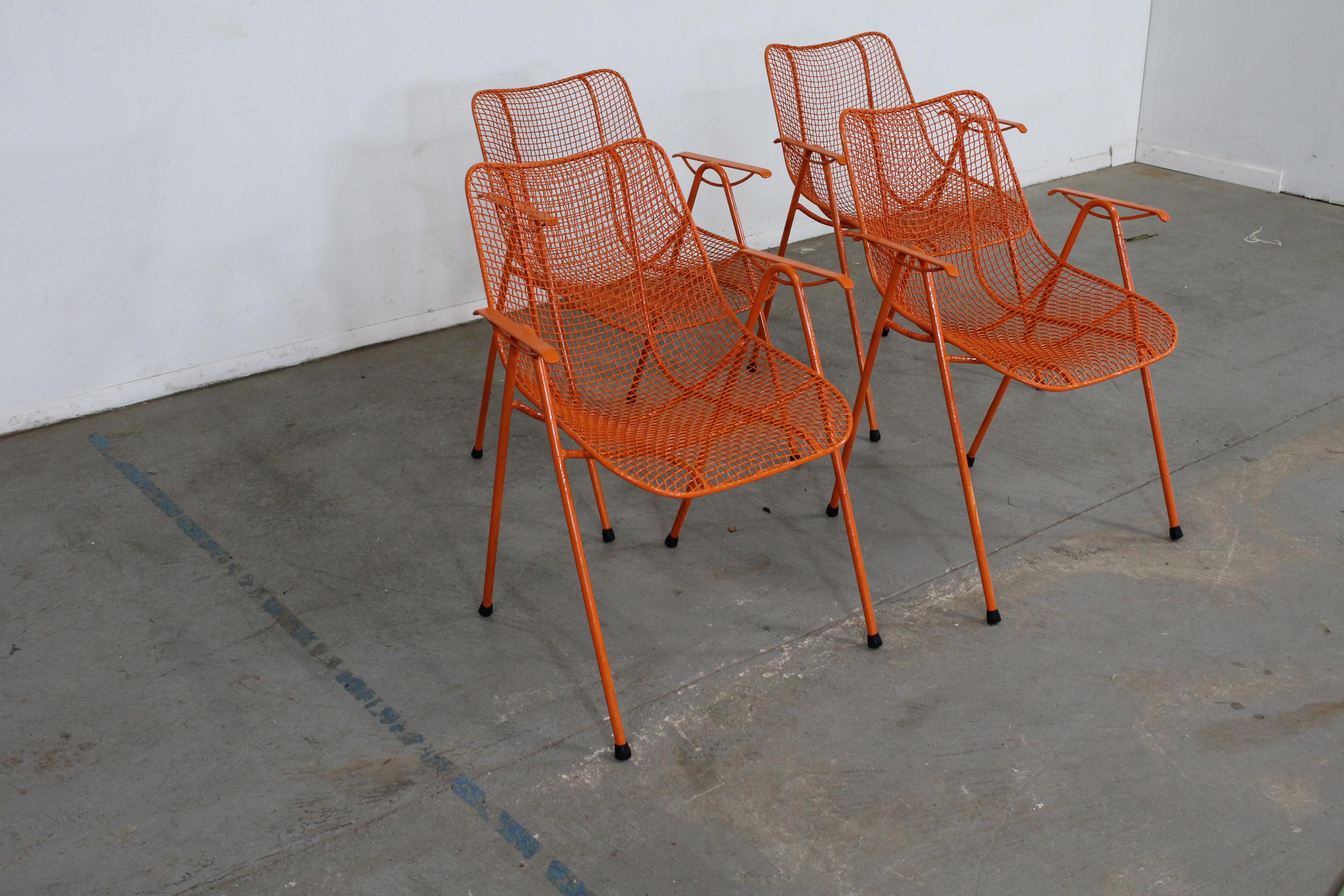 Ensemble de 4 fauteuils sculpturaux Mid-Century Danish Modern woodard
 Nous proposons un ensemble de 4 fauteuils d'extérieur de style moderne du milieu du siècle dernier, conçus par Russell Woodard (vers 1956) pour la ligne 'Sculptura'. Le fer