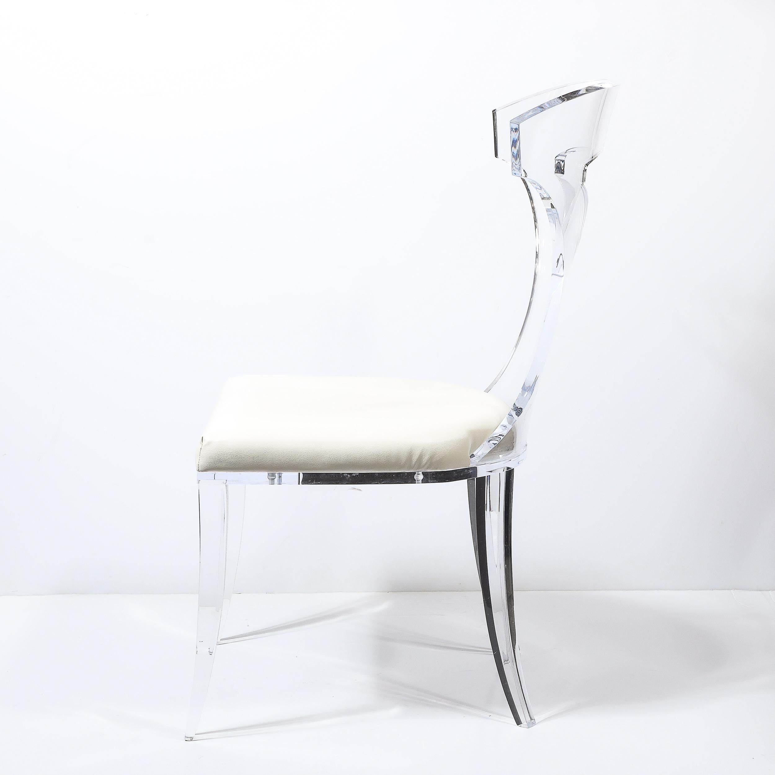 Set di 4 sedie in lucite Klismos moderniste del metà secolo con rivestimento in pelle bianca in vendita 3