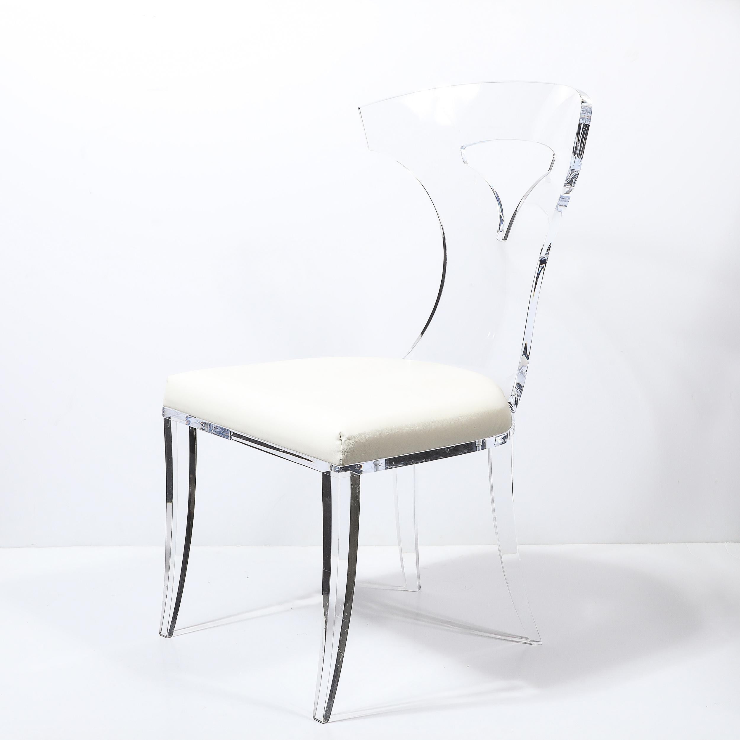 Set di 4 sedie in lucite Klismos moderniste del metà secolo con rivestimento in pelle bianca in vendita 4