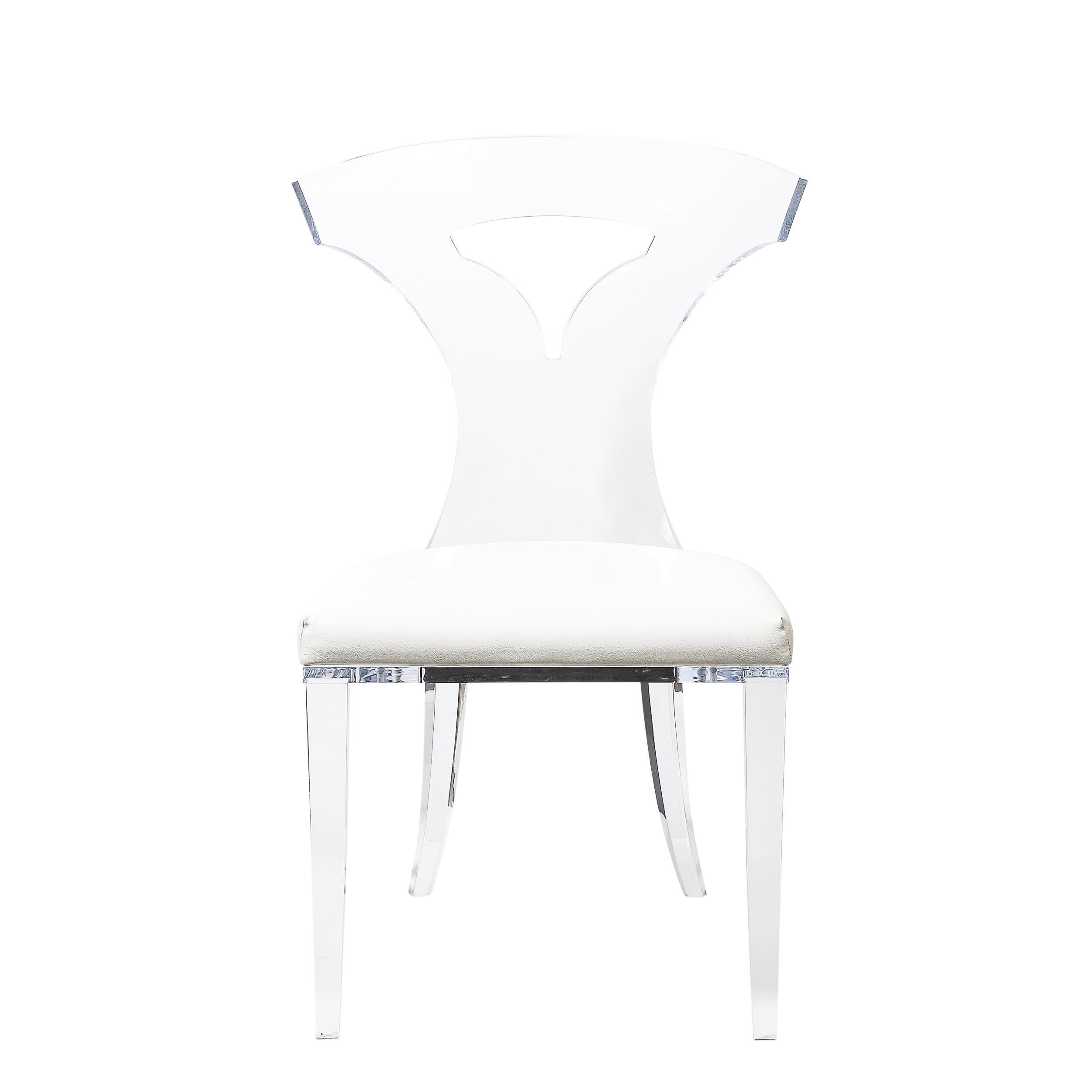 Questo set di 4 sedie moderniste di metà secolo in lucite Klismos con rivestimento in pelle bianca proviene dagli Stati Uniti del XX secolo. Queste sedie combinano ad arte l'ispirazione classica con i materiali moderni, dando vita a un design senza