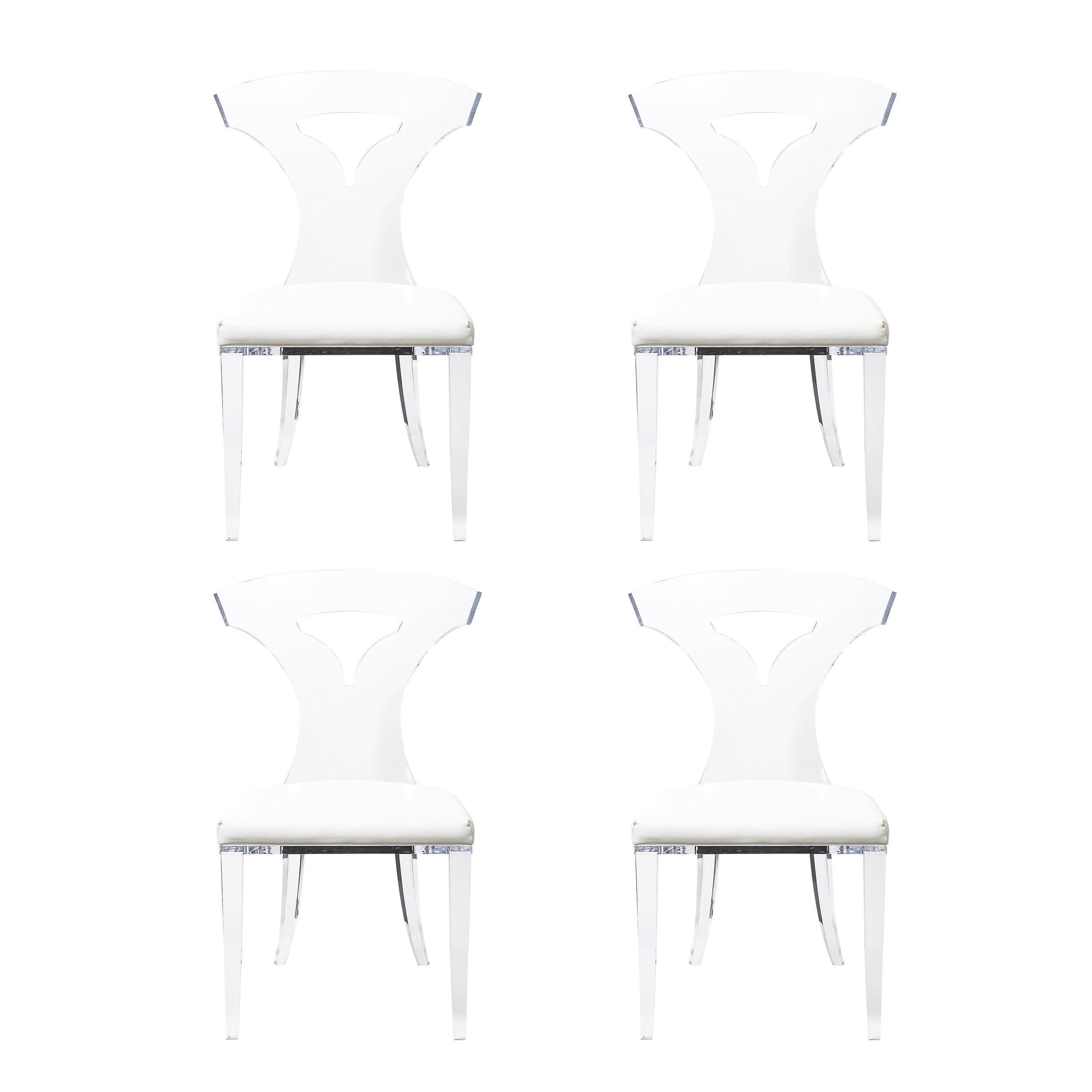 Mid-Century moderno Set di 4 sedie in lucite Klismos moderniste del metà secolo con rivestimento in pelle bianca in vendita