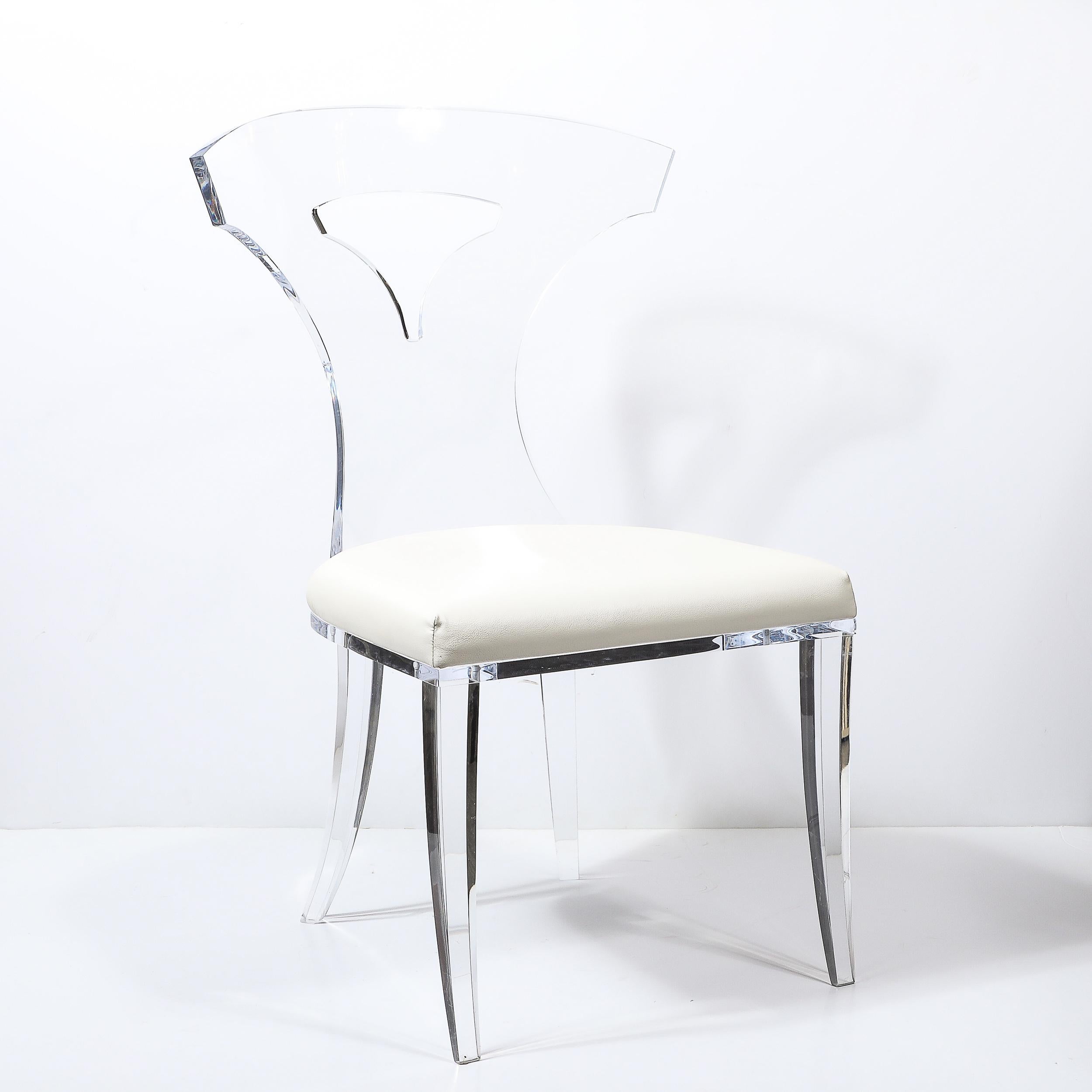 Set di 4 sedie in lucite Klismos moderniste del metà secolo con rivestimento in pelle bianca In condizioni ottime in vendita a New York, NY