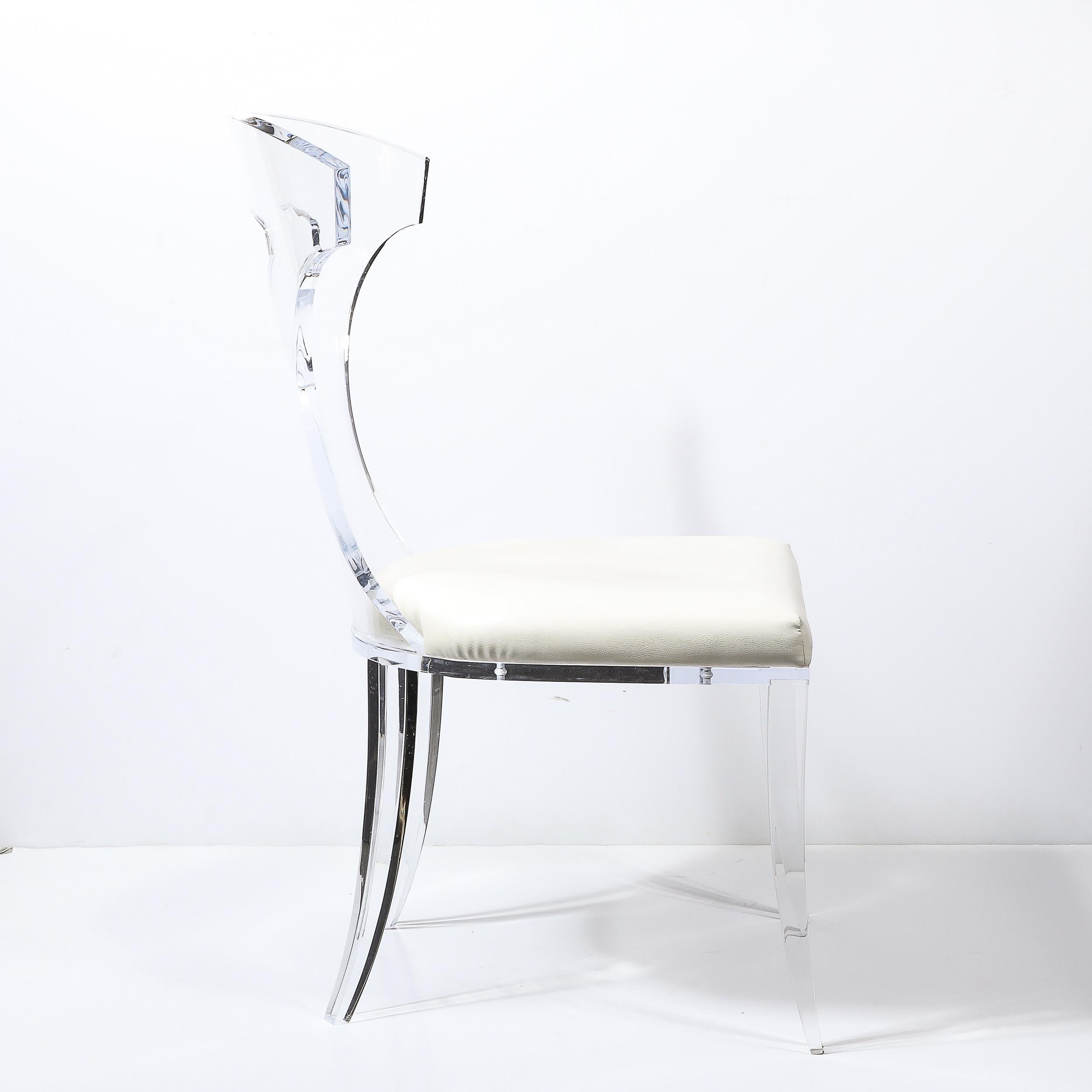 XX secolo Set di 4 sedie in lucite Klismos moderniste del metà secolo con rivestimento in pelle bianca in vendita