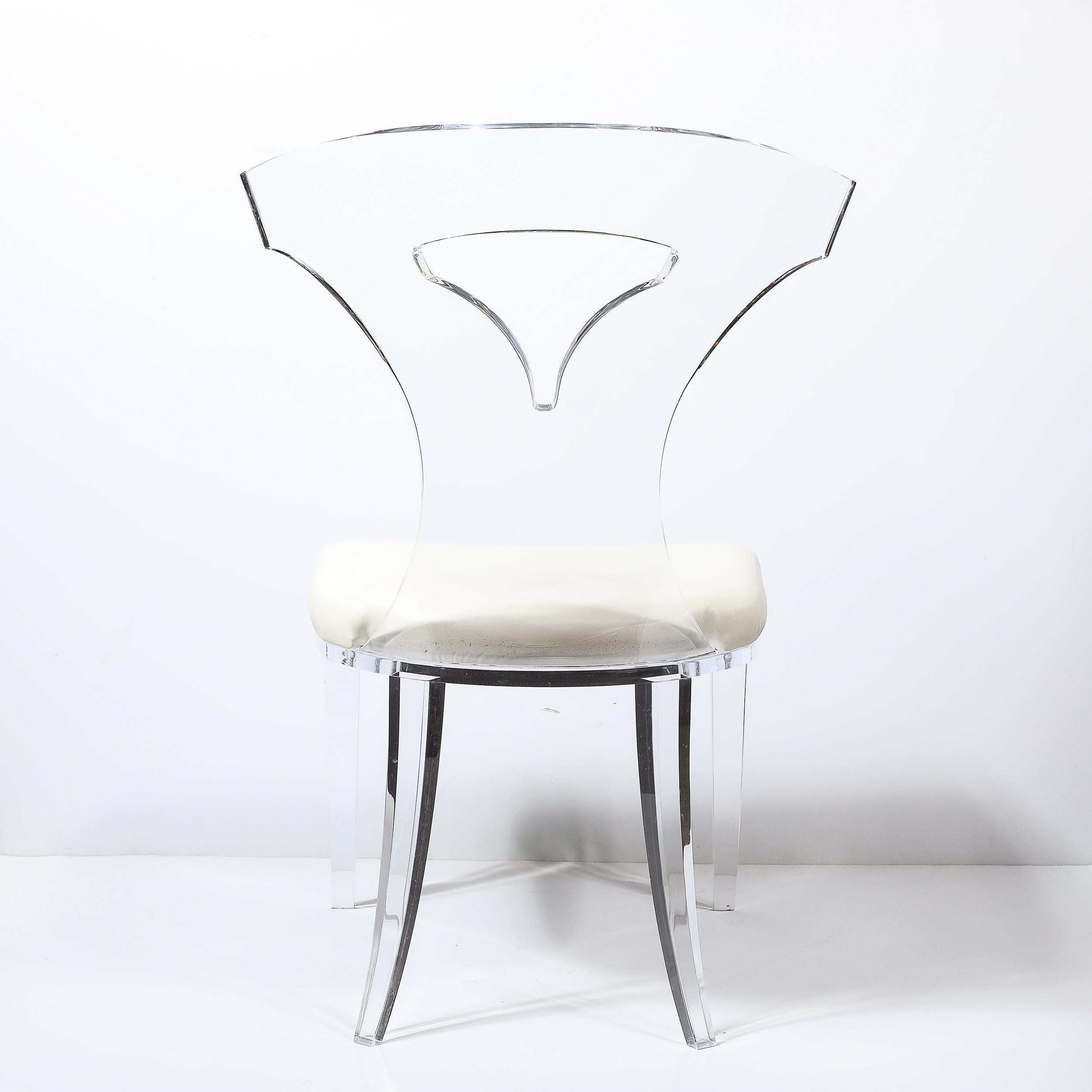 Set di 4 sedie in lucite Klismos moderniste del metà secolo con rivestimento in pelle bianca in vendita 1