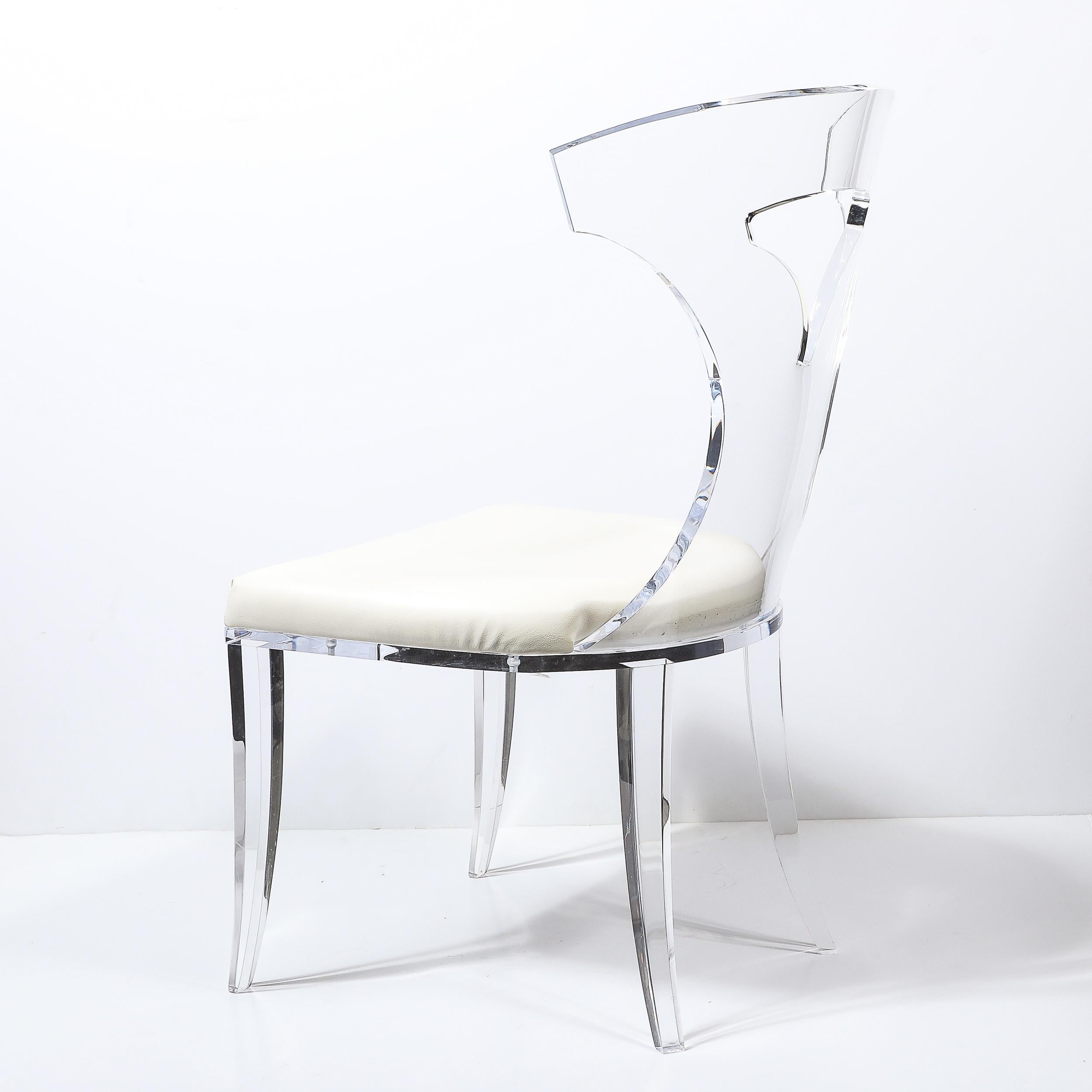 Set di 4 sedie in lucite Klismos moderniste del metà secolo con rivestimento in pelle bianca in vendita 2