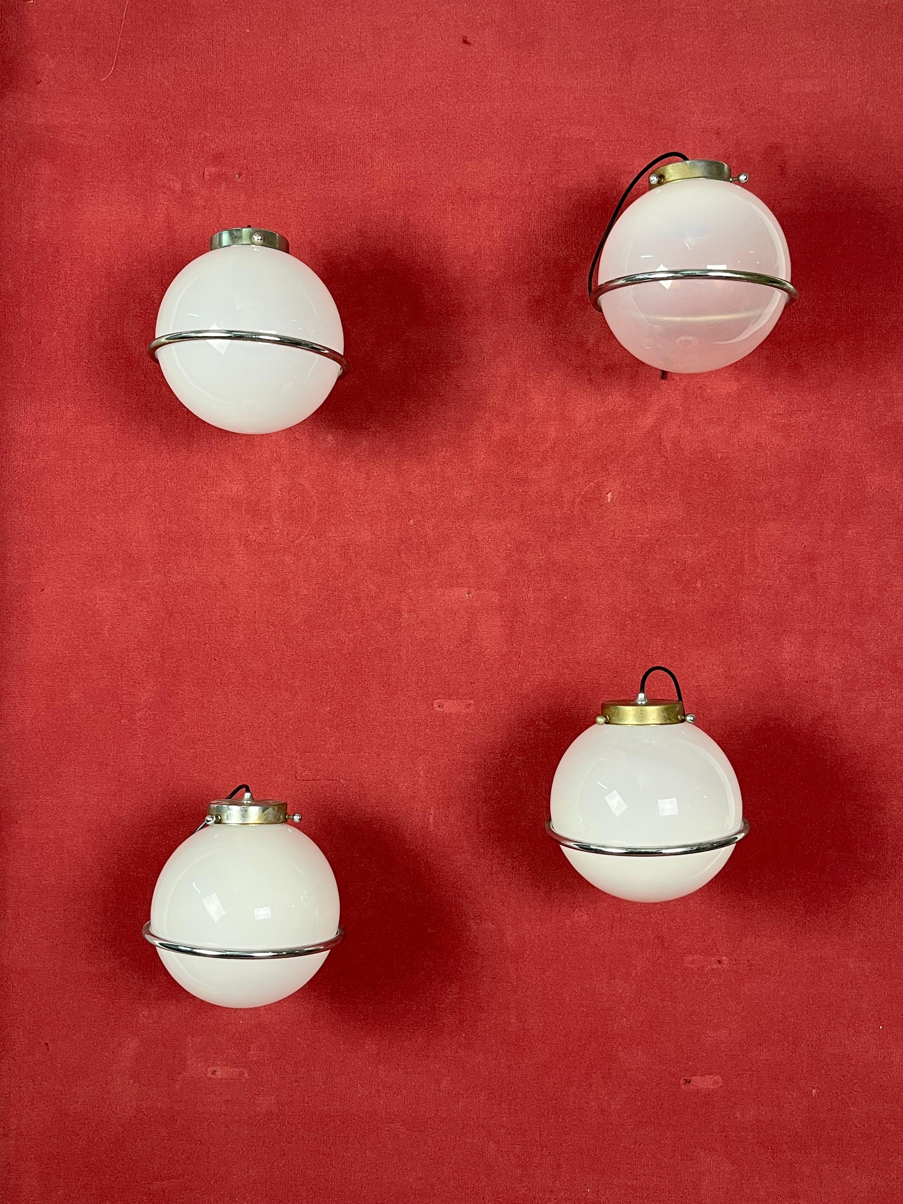 Set of 4 Murano glass and chrome-plated metal wall lamps attributed to Gino Sarfatti, 1960s
Glass intact. Small signs of aging on the chrome-plated metal. E27 bulbs.
Objects of great charm.

Fast shipping in a wooden crate with appropriate packaging