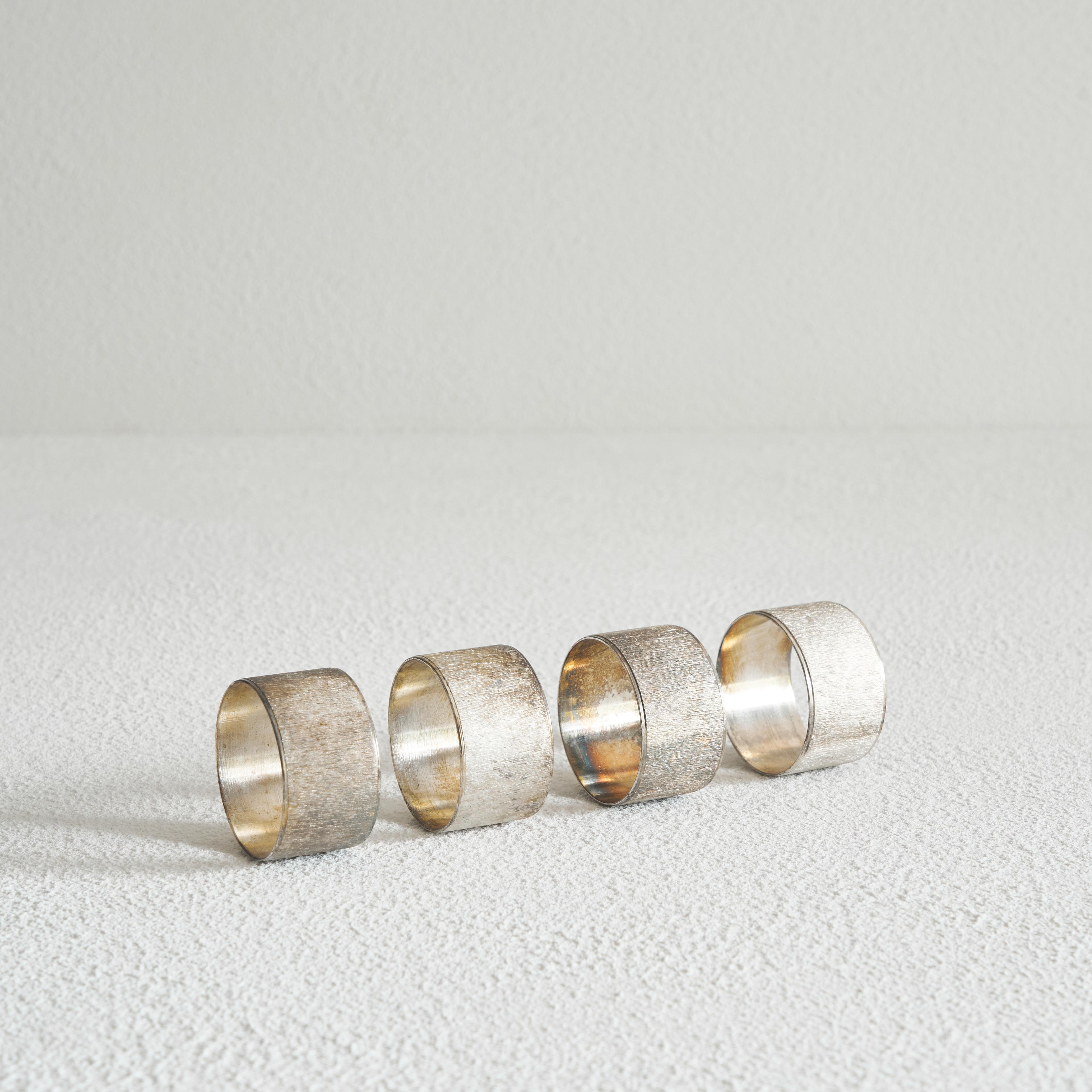Set of 4 Midcentury Napkin Rings in Patinated Silver  In Good Condition For Sale In Tilburg, NL