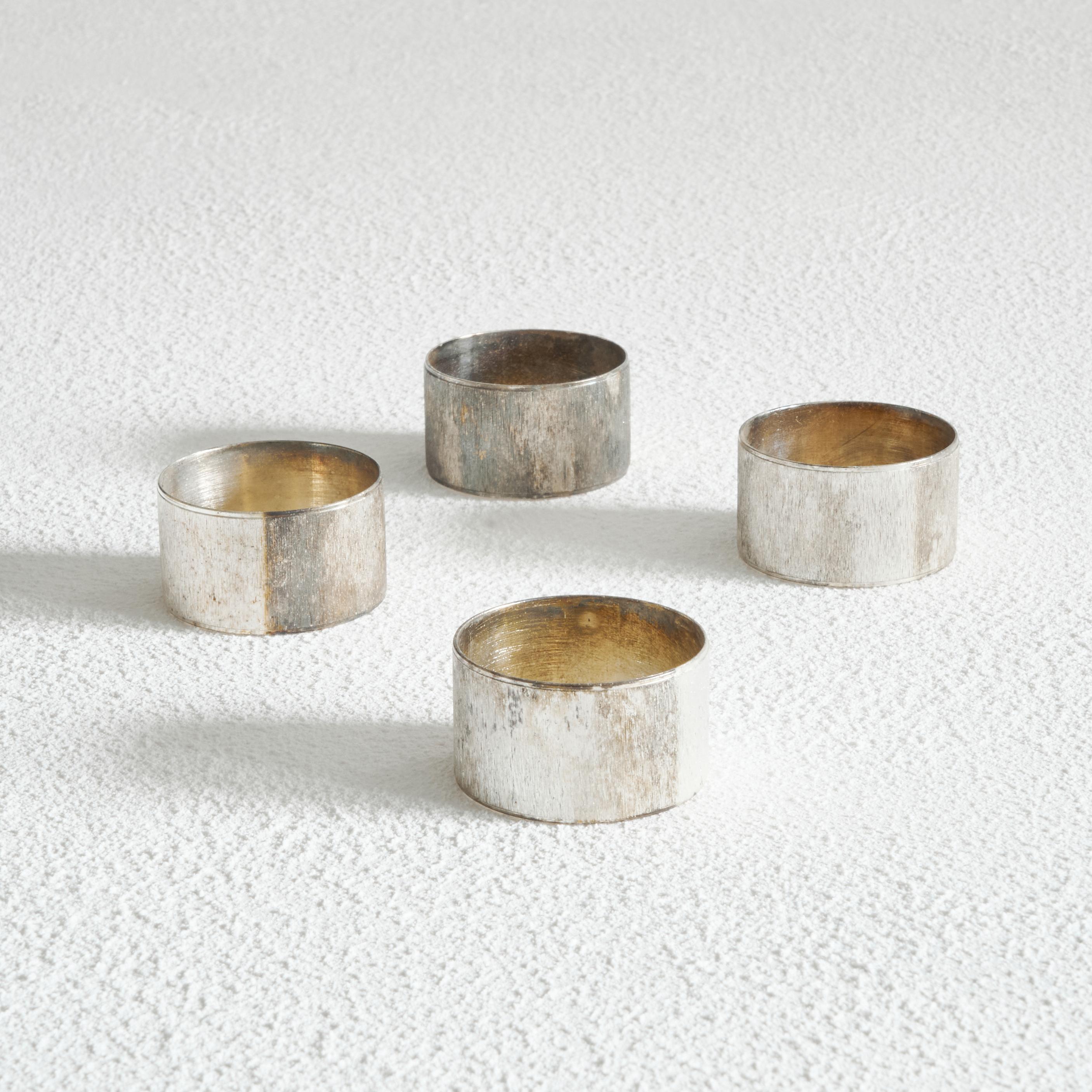 Set of 4 Midcentury Napkin Rings in Patinated Silver  For Sale 1