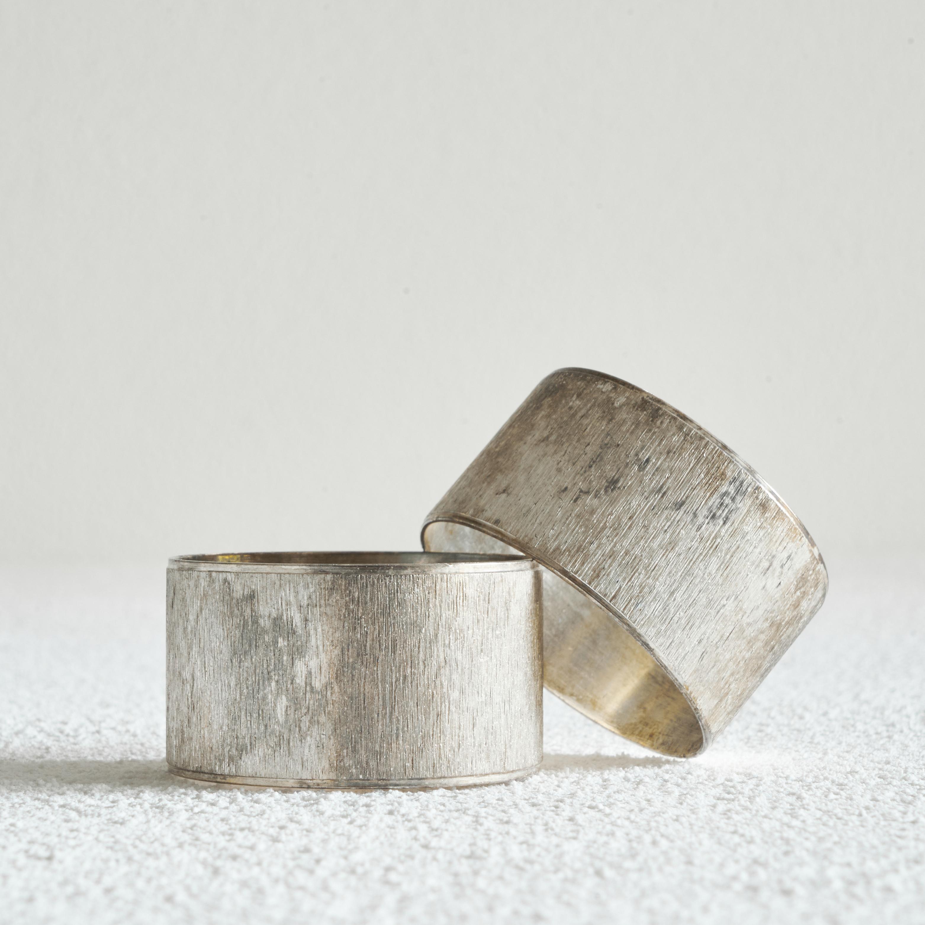 Set of 4 Midcentury Napkin Rings in Patinated Silver  For Sale 2