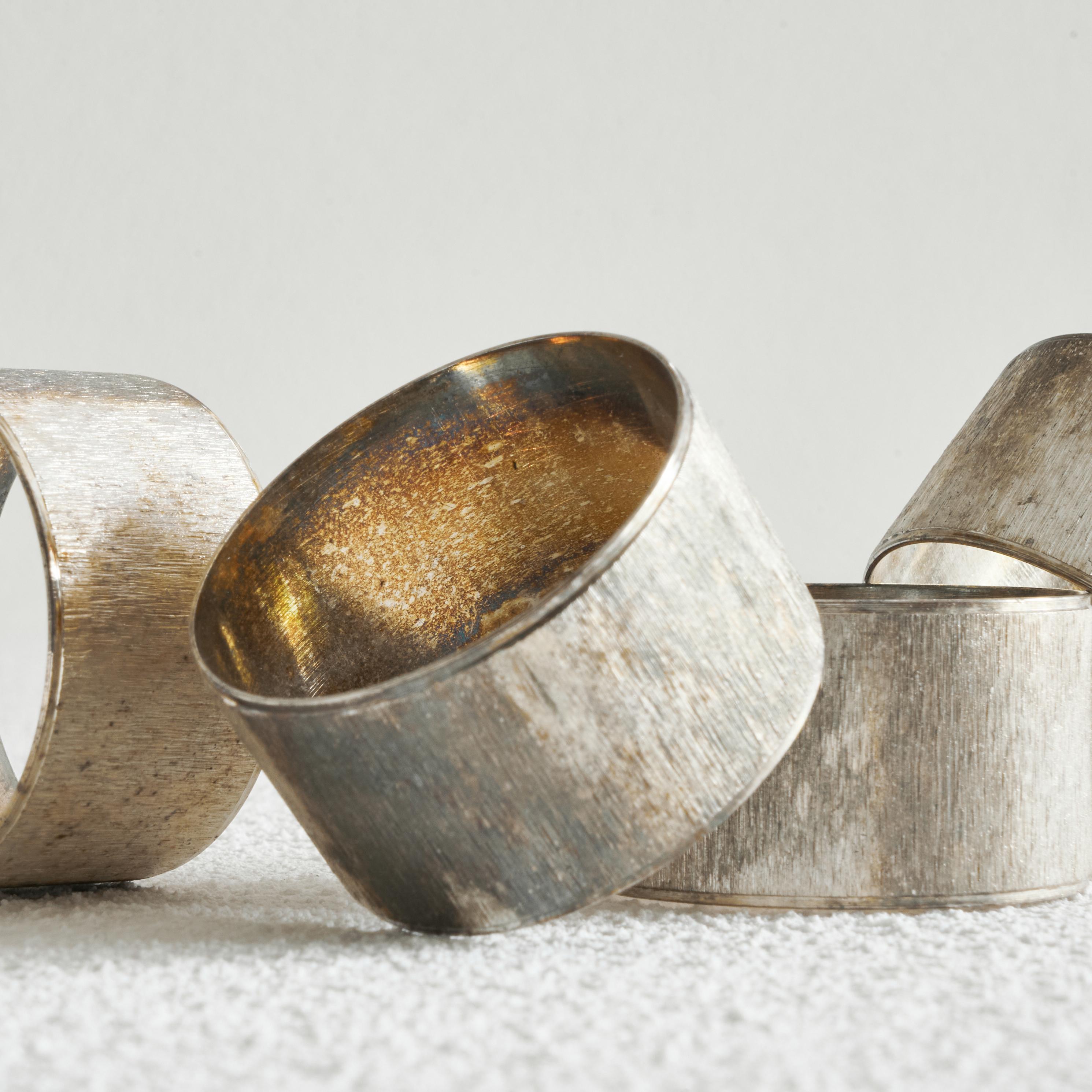Set of 4 Midcentury Napkin Rings in Patinated Silver  For Sale 4