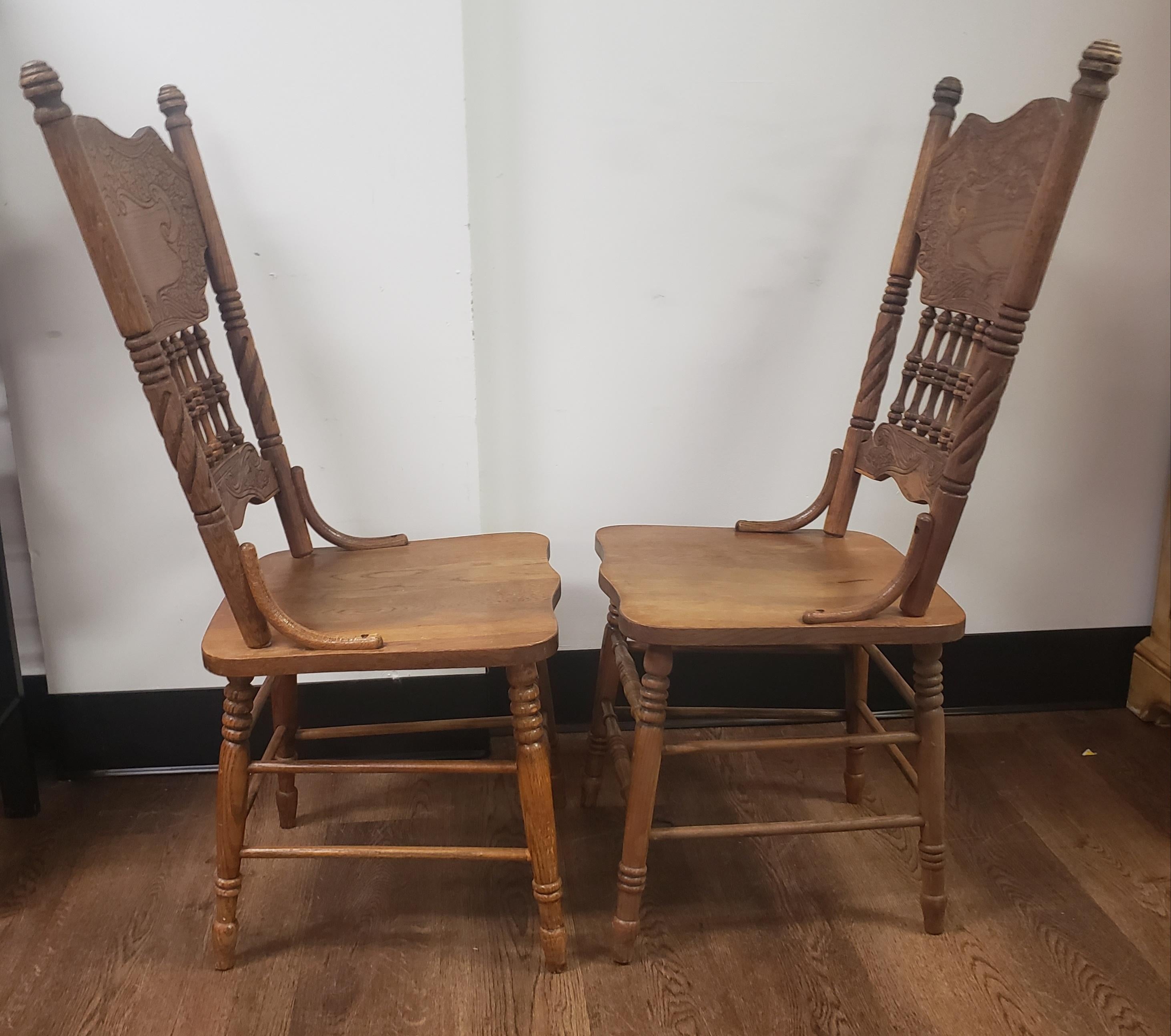 Juego de 4 Sillas de Comedor de Medio Siglo con Respaldo a Presión, de Roble Country Tallado