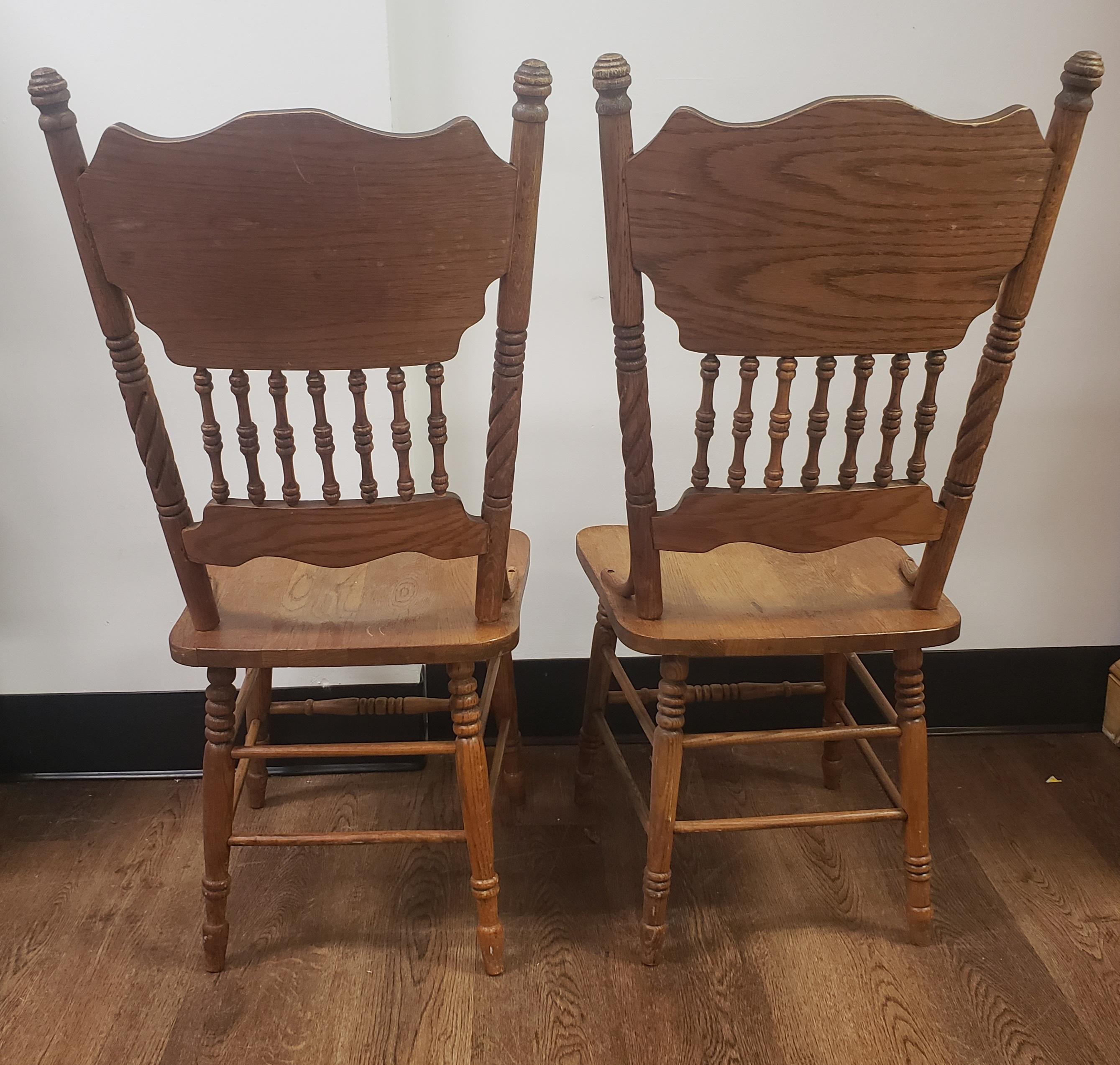 American Set of 4 Mid-Century Pressback Spindle Oak Country Dining Chairs