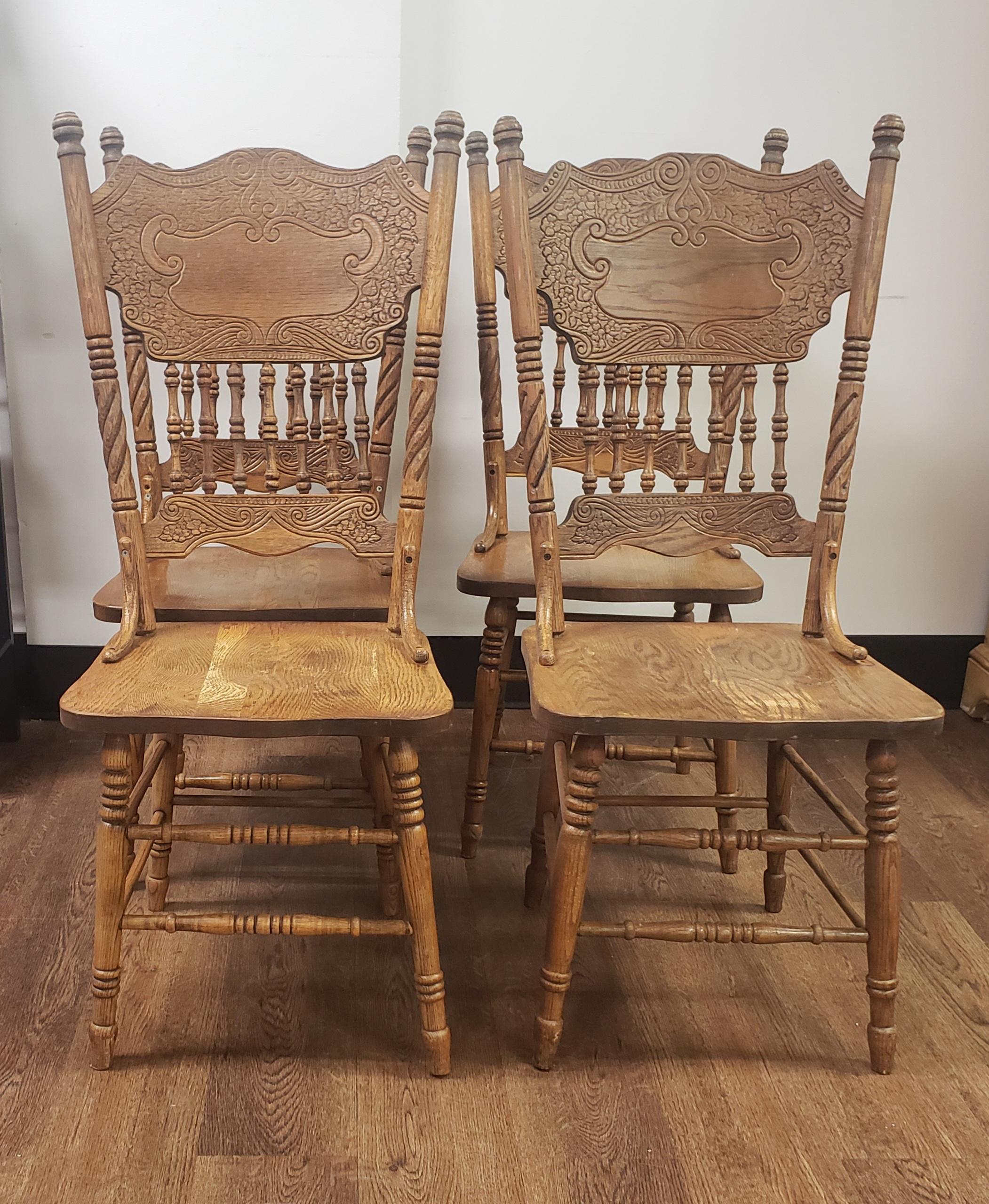 Set of 4 Mid-Century Pressback Spindle Oak Country Dining Chairs In Good Condition In Germantown, MD