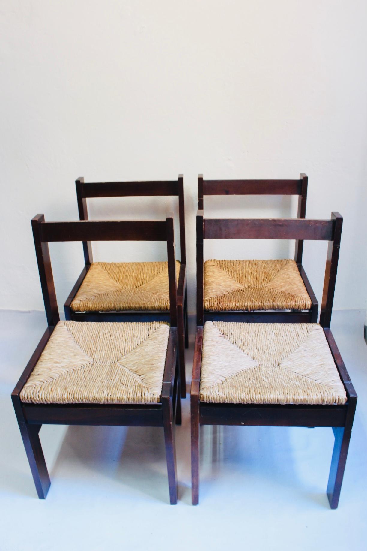 Set of 4 Midcentury Rationalist Rush Woven Dining Chair, 1960s In Excellent Condition For Sale In Valencia, Valencia