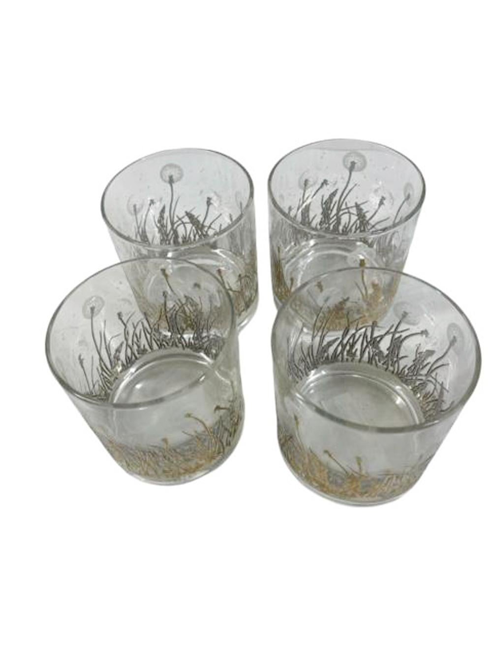 Juego de cuatro vasos de cristal de mediados del siglo XX, diseñados por Gregory Duncan, con dientes de león esmaltados en relieve y craquelados en oro de 22 quilates.