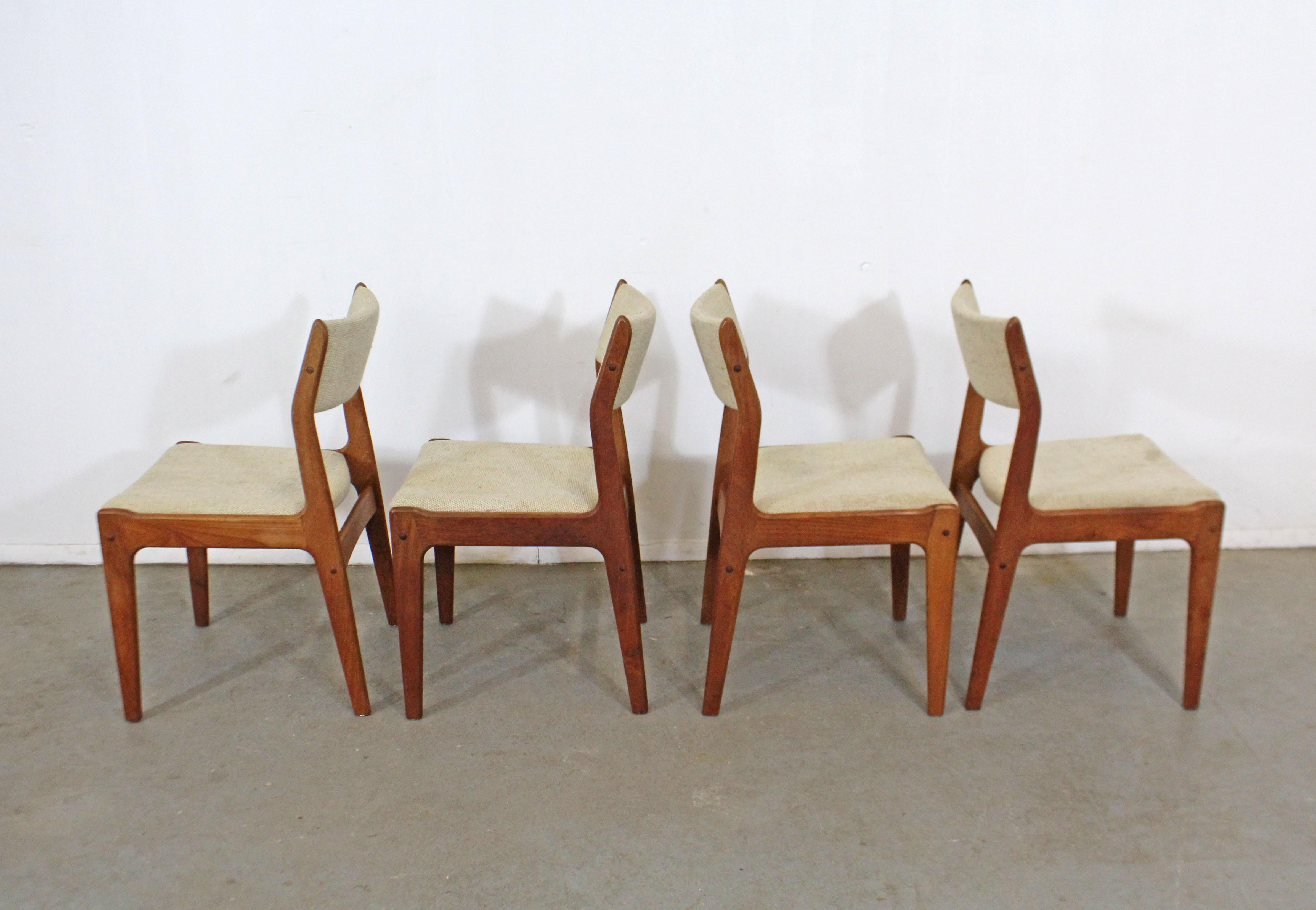 Set of 4 Midcentury Scandinavian Modern Teak Side Dining Chairs In Fair Condition In Wilmington, DE