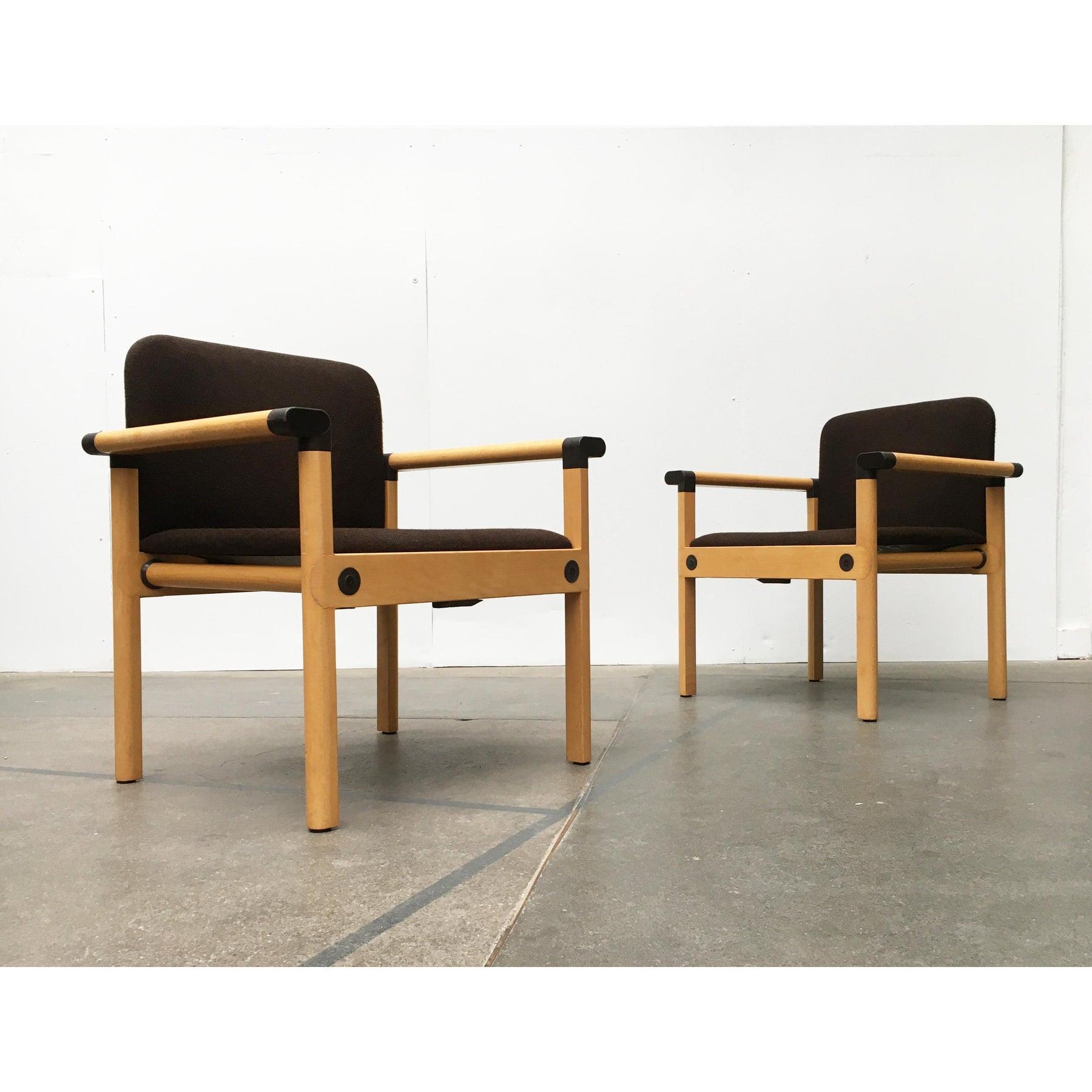 Sitzgruppe aus der Serie 77 von Schlapp-Möbel nach einem Entwurf von Gerd Lange aus den 70er Jahren.

Ein sehr geradliniges Design, das durch seine Konstruktion und Materialität überzeugt. Die Rahmenelemente aus massivem Buchenholz sind teils
