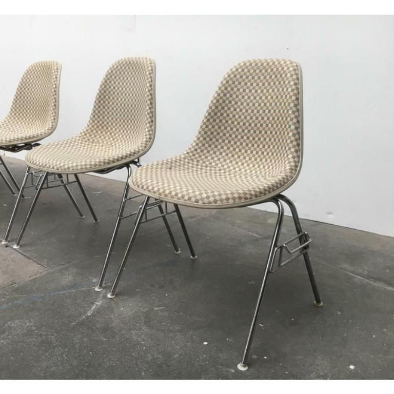 4 Chaises d'appoint originales Vitra en fibre de verre Eames dans une version rare avec une référence en damier selon un design d'Alexander Girard.

Le classique de Charles & Ray Eames avec ce motif très spécial. Les bols en fibre de verre ne