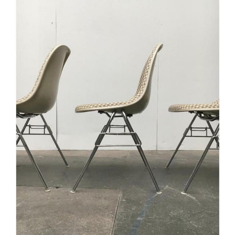 Mid-Century Modern Ensemble de 4 chaises empilables du milieu du siècle par Charles and Ray Eames, années 1960 en vente
