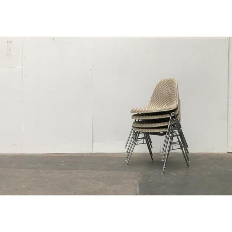 Ensemble de 4 chaises empilables du milieu du siècle par Charles and Ray Eames, années 1960 Excellent état - En vente à Hamburg, DE