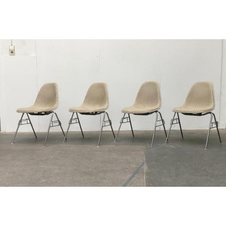 20ième siècle Ensemble de 4 chaises empilables du milieu du siècle par Charles and Ray Eames, années 1960 en vente