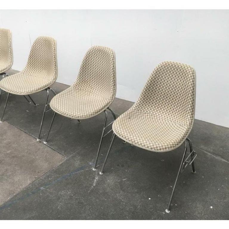 Métal Ensemble de 4 chaises empilables du milieu du siècle par Charles and Ray Eames, années 1960 en vente