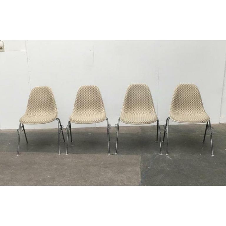 Ensemble de 4 chaises empilables du milieu du siècle par Charles and Ray Eames, années 1960 en vente 3