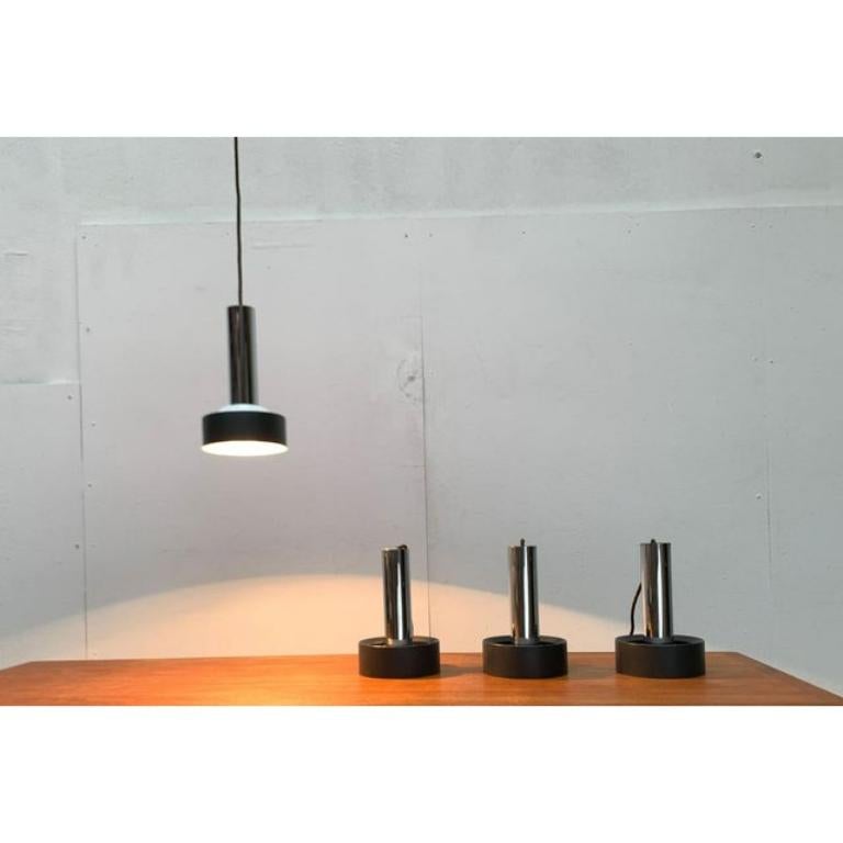 Quattro rari pendoli del produttore tedesco kaiser shine. In particolare il numero di quattro luci uguali che possono essere appese in serie o a cascata.

Un design minimalista. Le luci mostrano una classica forma radiante. Un riflettore bianco