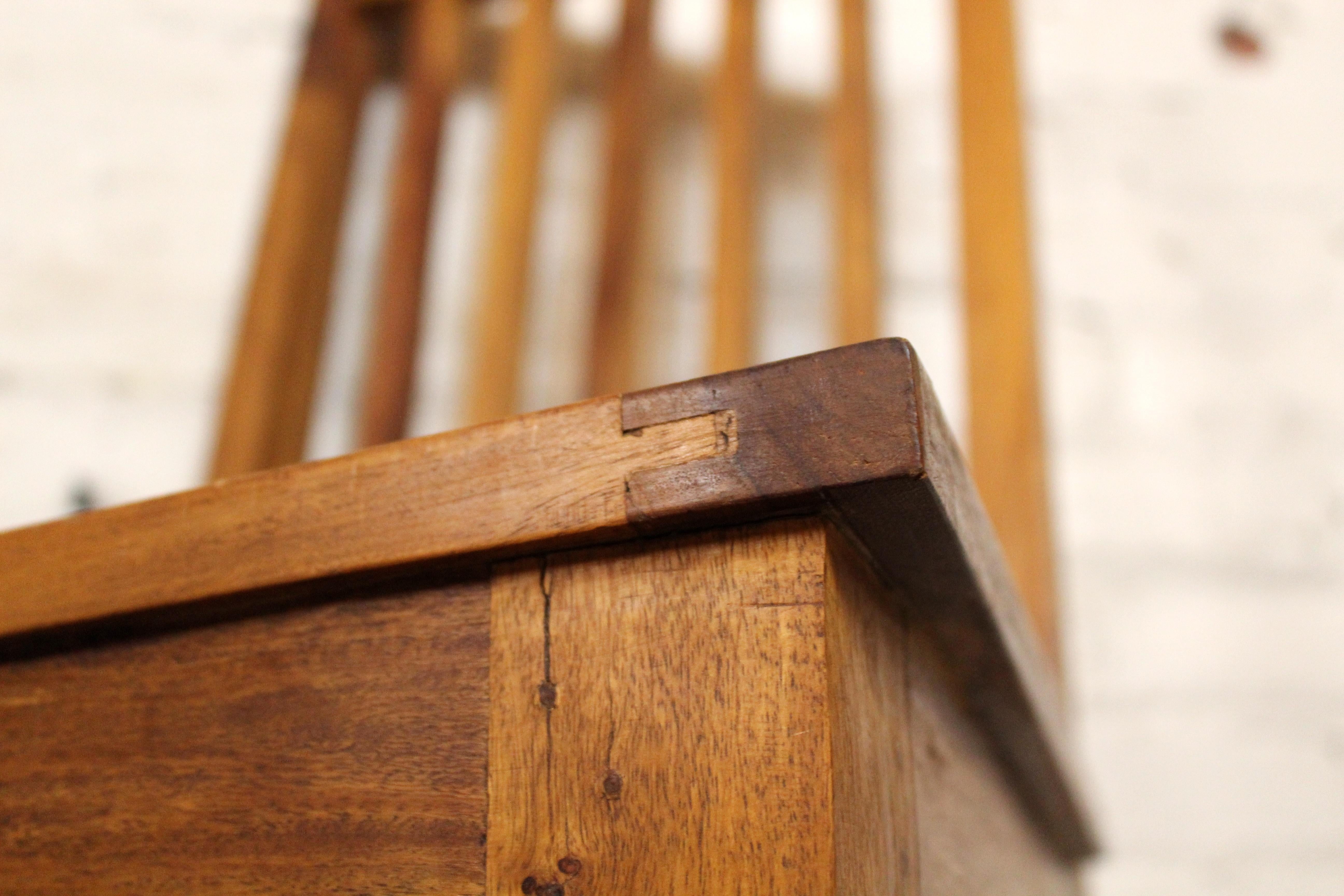Juego de 4 Sillas de Comedor con Respaldo de Listones de Madera Maciza Estilo Mediados de Siglo en venta 7