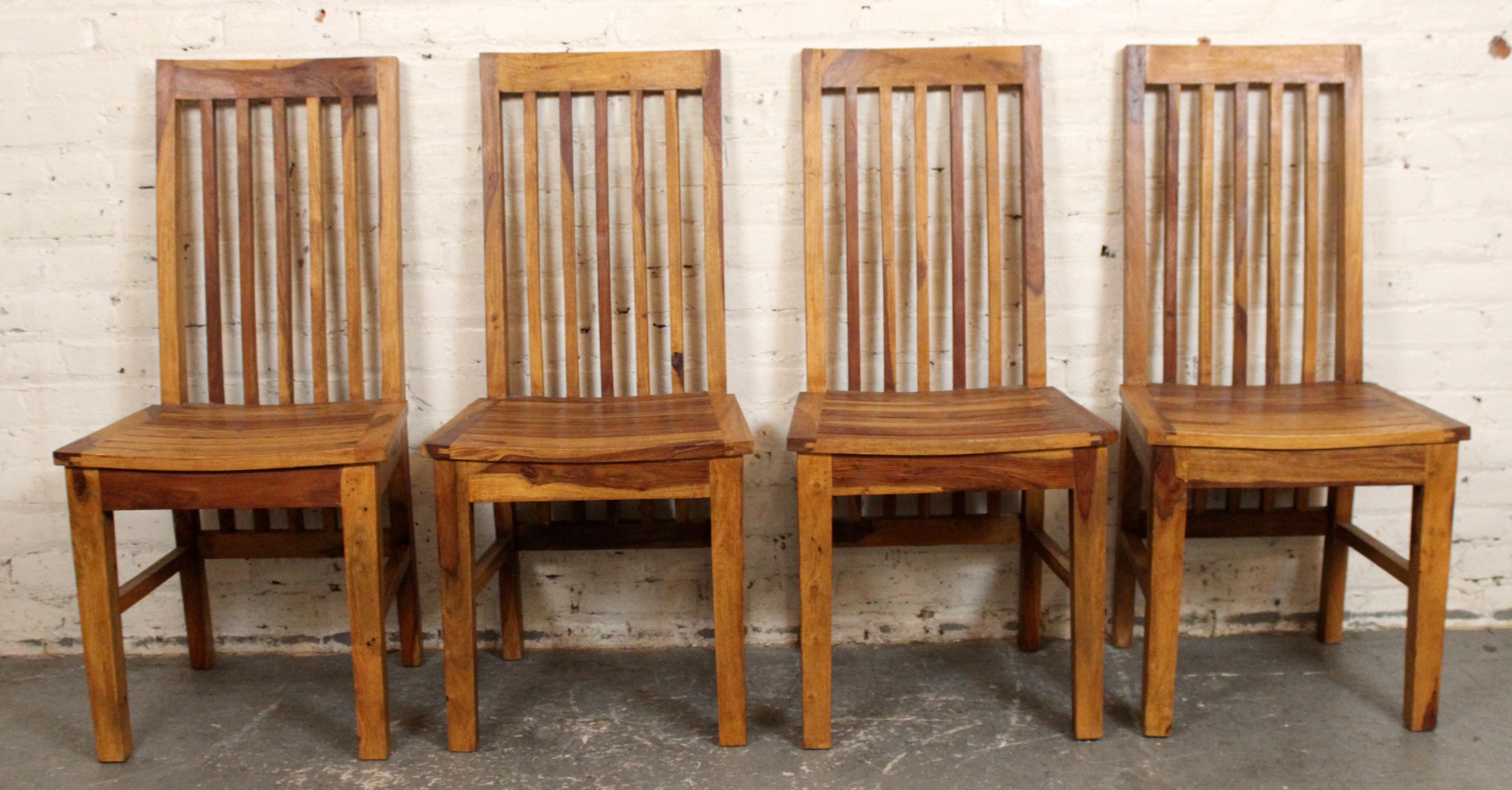 Fabricado en madera maciza veteada, este juego de cuatro sillas de comedor presenta un diseño atemporal con respaldo de rejilla, líneas limpias y tonos cálidos y naturales. Los asientos suavemente contorneados y la robusta construcción ofrecen