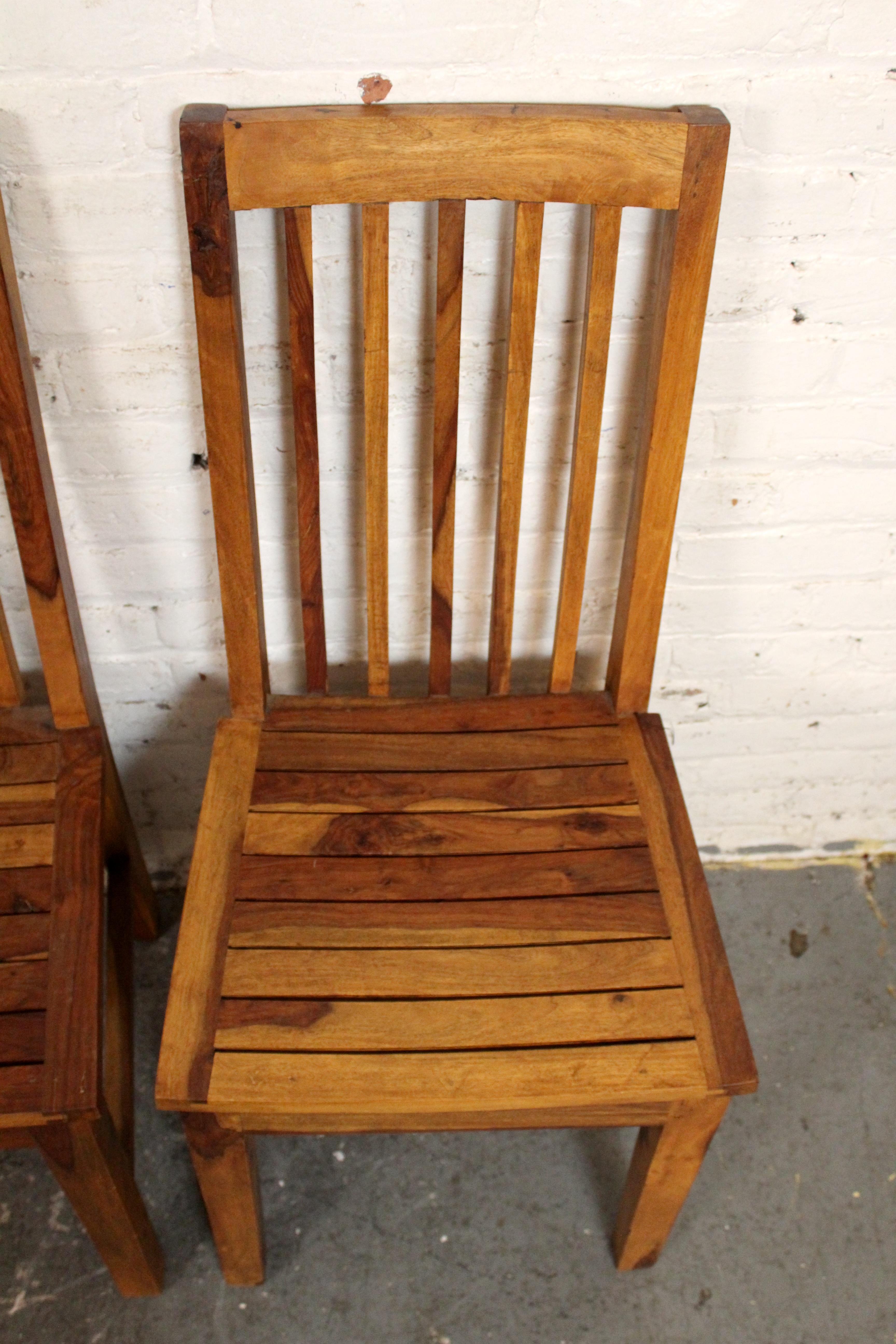 Juego de 4 Sillas de Comedor con Respaldo de Listones de Madera Maciza Estilo Mediados de Siglo Moderno de mediados de siglo en venta